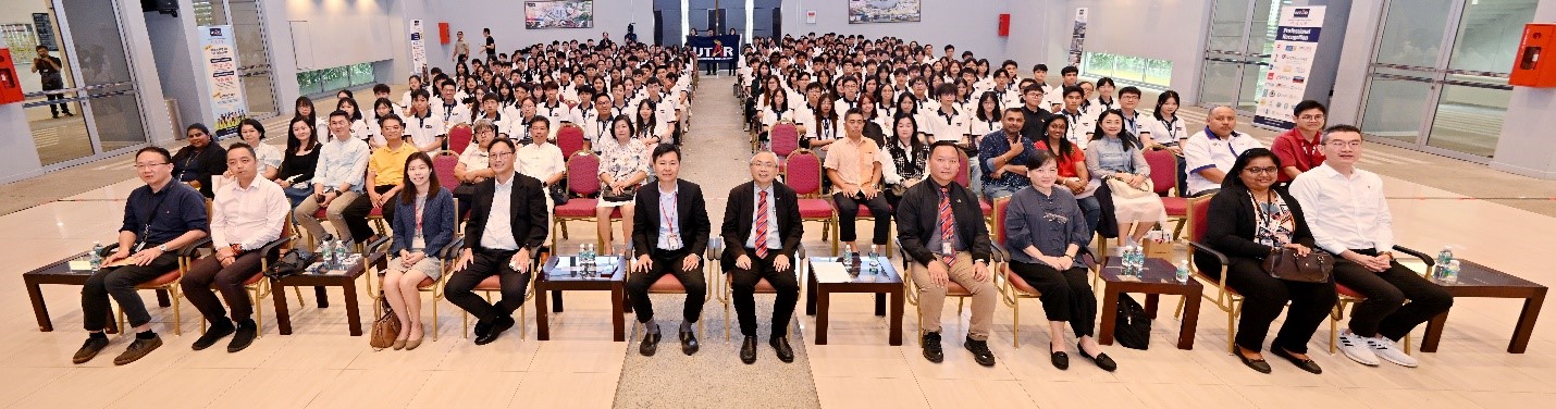 Front row, from left: Mr Cedric Siew, Mr Choo, Ms Tan, Dr Khor, Prof Ng, Prof Dato’ Ewe, Dr Peter Tan, Dr Ling, Dr Suthashini, and Dr Koay with sponsors, recipients and their families during the Kampar Campus closing ceremony