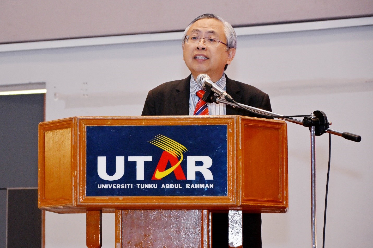 Prof Dato’ Ewe encouraging students to develop strong character while actively engaging in university life