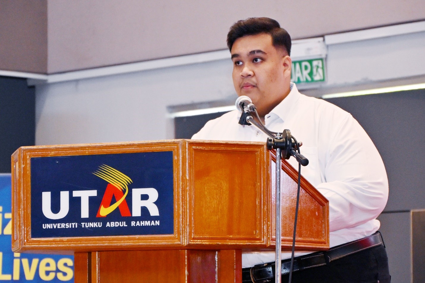Ahmad Azim expressing his gratitude to the Silent Foundation, UTAR, and his family