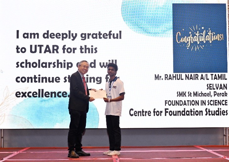 Kampar Campus recipients receiving their scholarship awards from Prof Dato’ Ewe