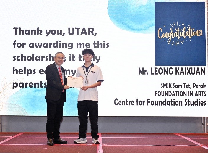 Kampar Campus recipients receiving their scholarship awards from Prof Dato’ Ewe
