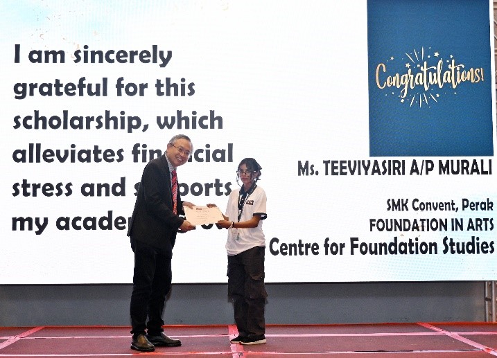 Kampar Campus recipients receiving their scholarship awards from Prof Dato’ Ewe