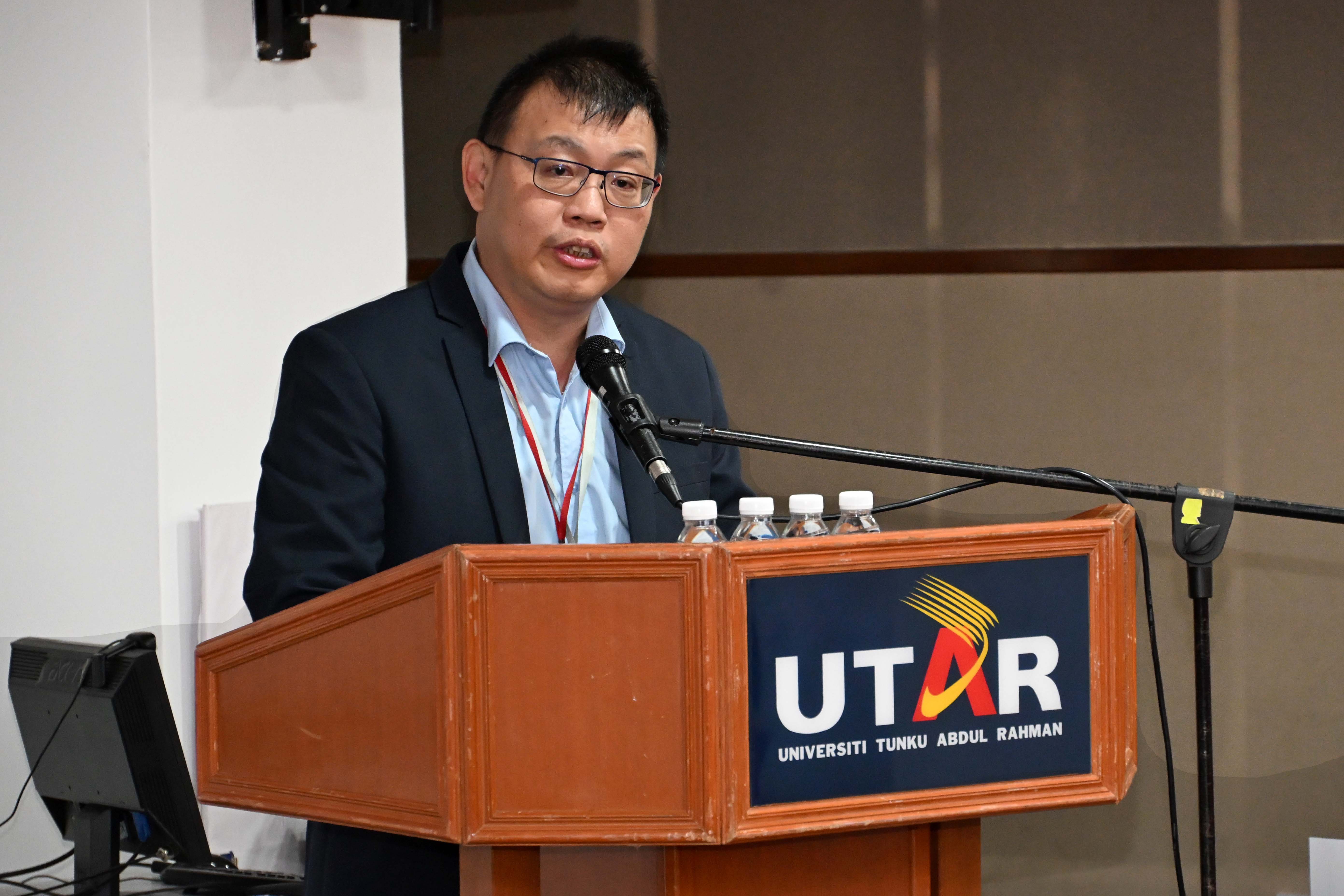 Dr Sia introducing FAM’s postgraduate programmes and sharing insights on their industry-aligned curriculum and research strengths