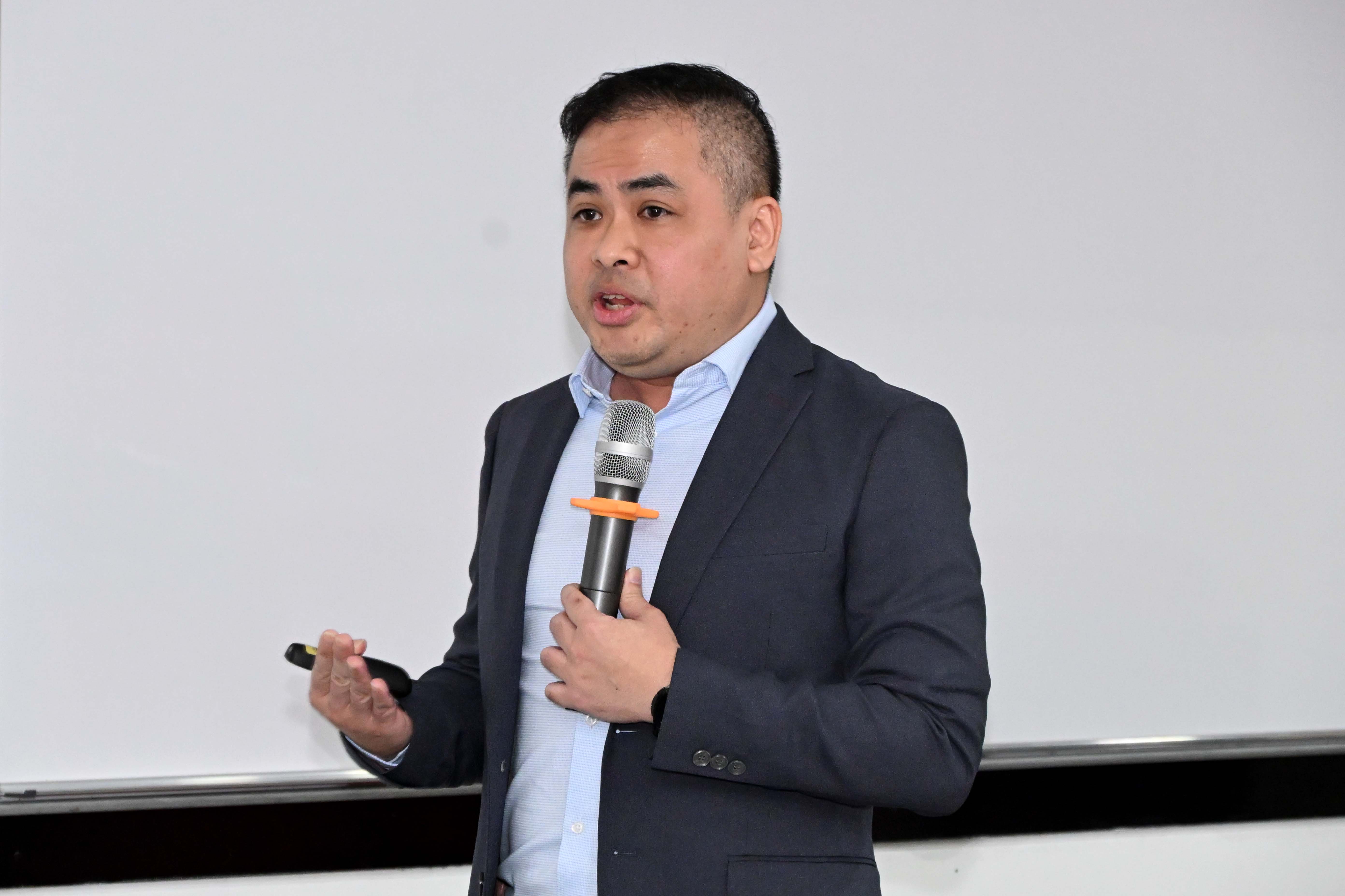 Dr Jack Lin delivering a keynote on fundamental analysis, enriching the seminar with practical strategies and real-world financial insights