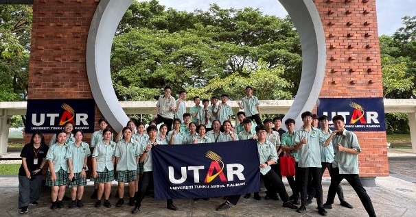 Nan Hwa High School students and teacher at Dewan Tun Dr Ling Liong Sik