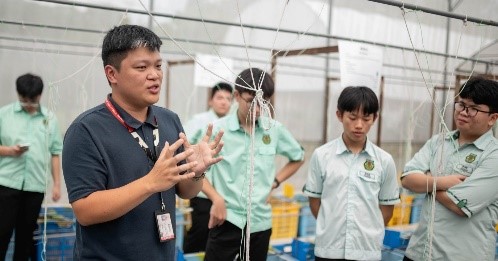 Dr Clement Wong explaining key concepts in agronomy