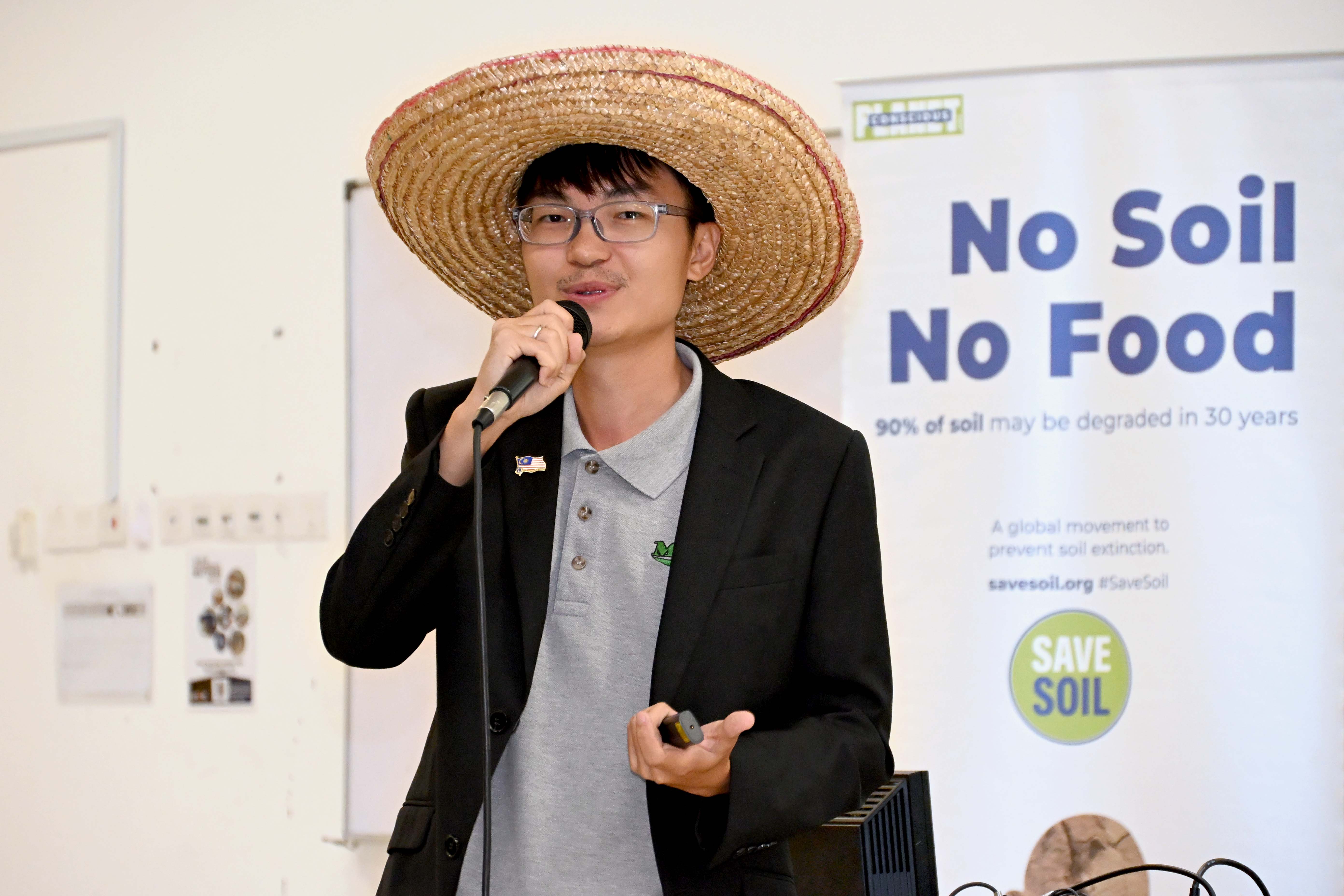 Mr Gideon Lim explaining methods of soil regeneration and carbon reduction through regenerative agriculture