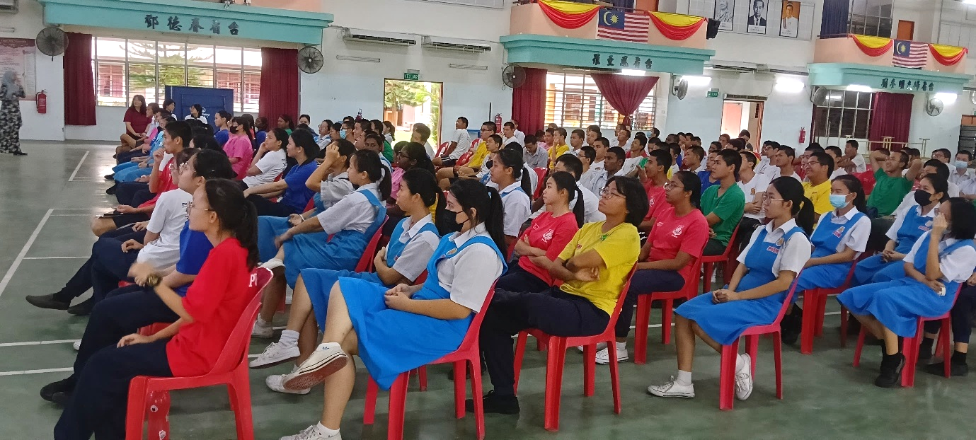 SMJK Shing Chung students attentively listening to the talk 