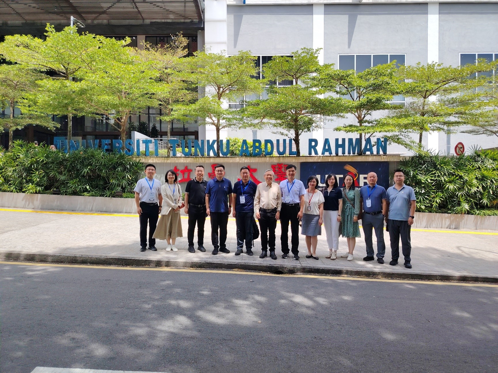 Prof Dato’ Ewe (sixth from left) with the delegates