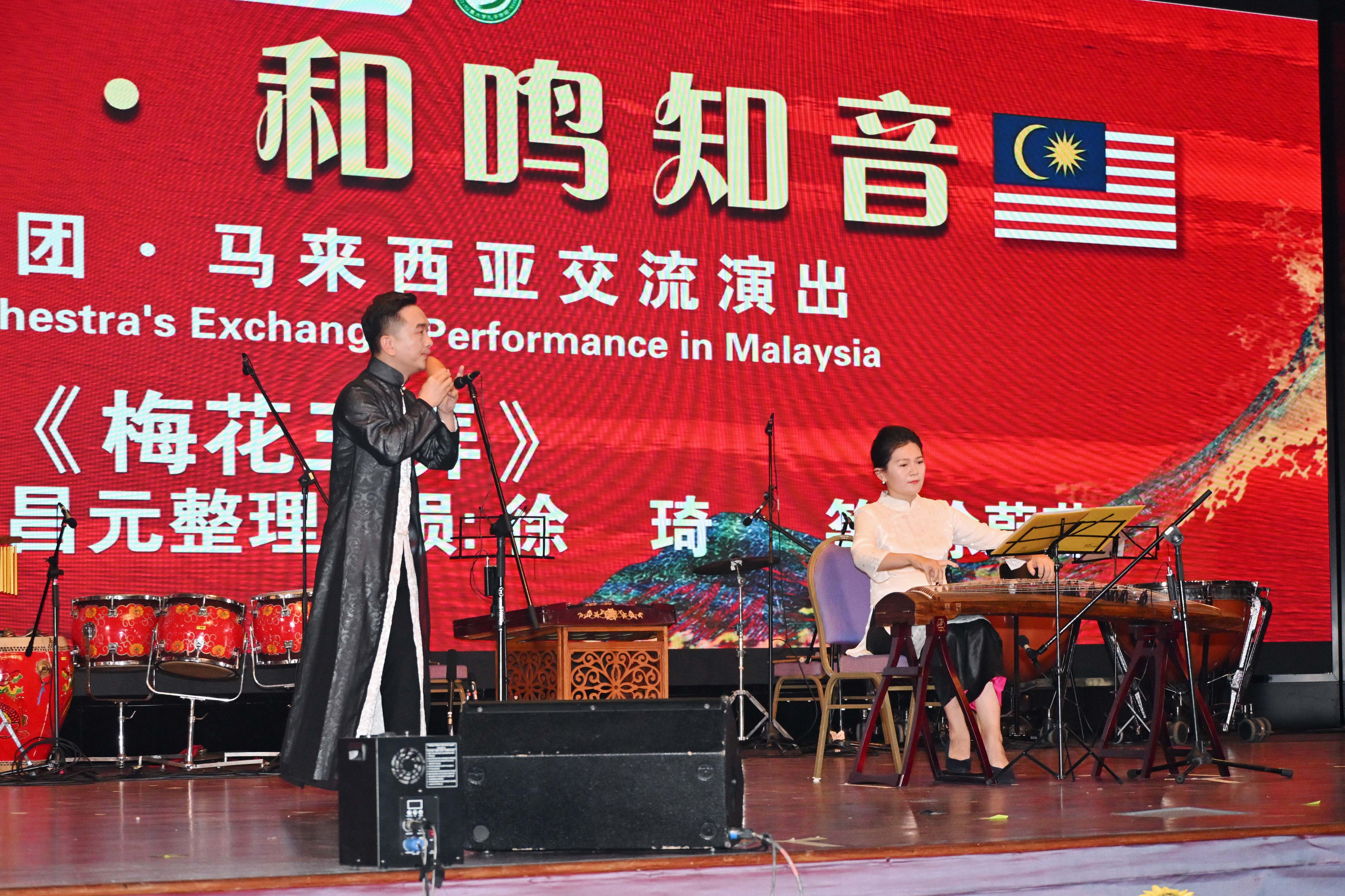 An orchestral performance doesn’t always require a huge ensemble — with graceful blends of notes from the flute, <i>guzheng</i>, <i>bo</i> (Chinese cymbal), and <i>suona</i>, the small-group performances showcased the diverse capabilities of Chinese orchestral music
