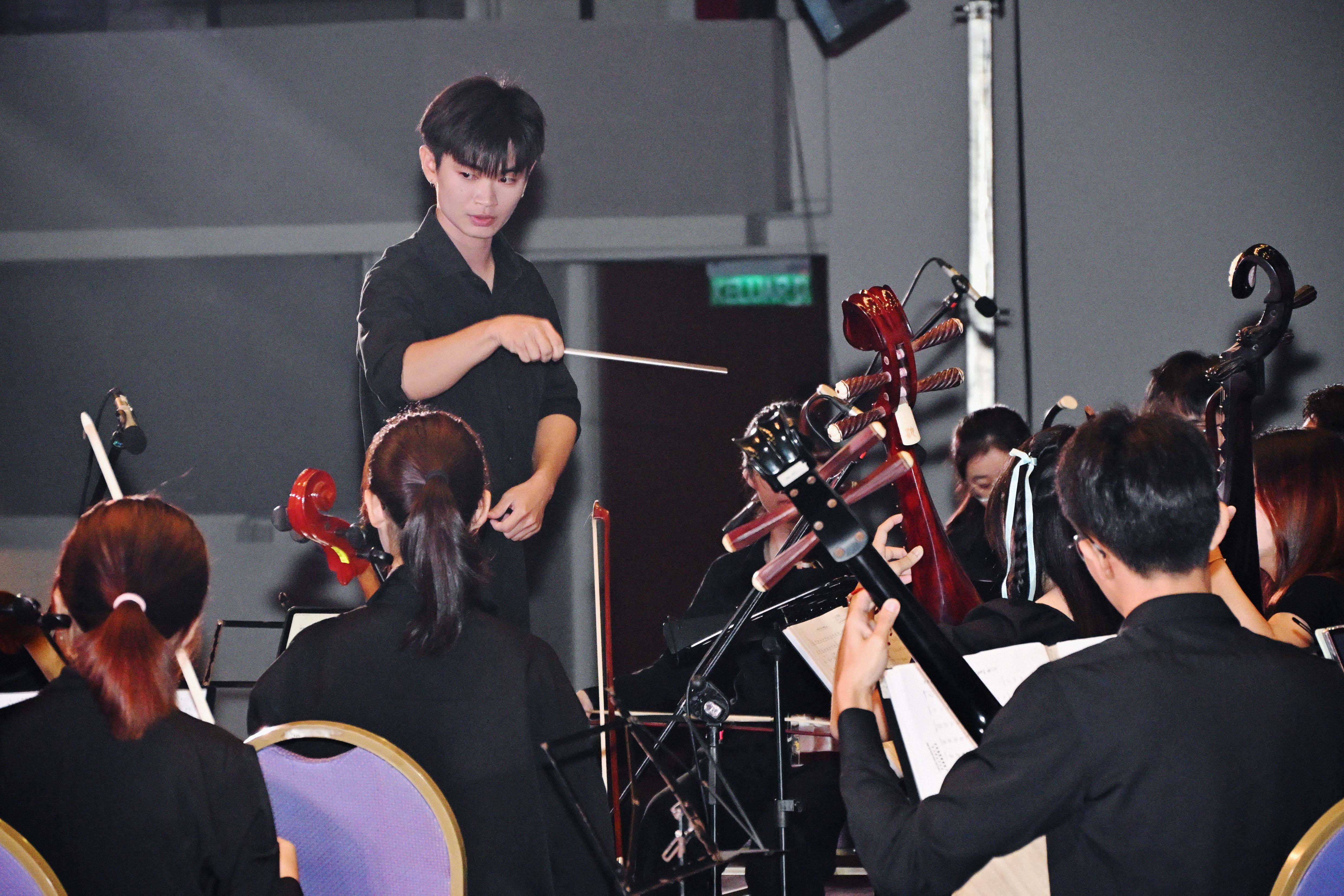 Echoing the performances of their Shandong counterparts, the UTAR Kampar Chinese Orchestra sparked waves of cheers with their first piece of the night, titled <i>Soulful Journey Through Wuzhou: Drunken in the Golden City</i> (神游梧州醉金城), conducted by UTAR student Seng Yi Fan