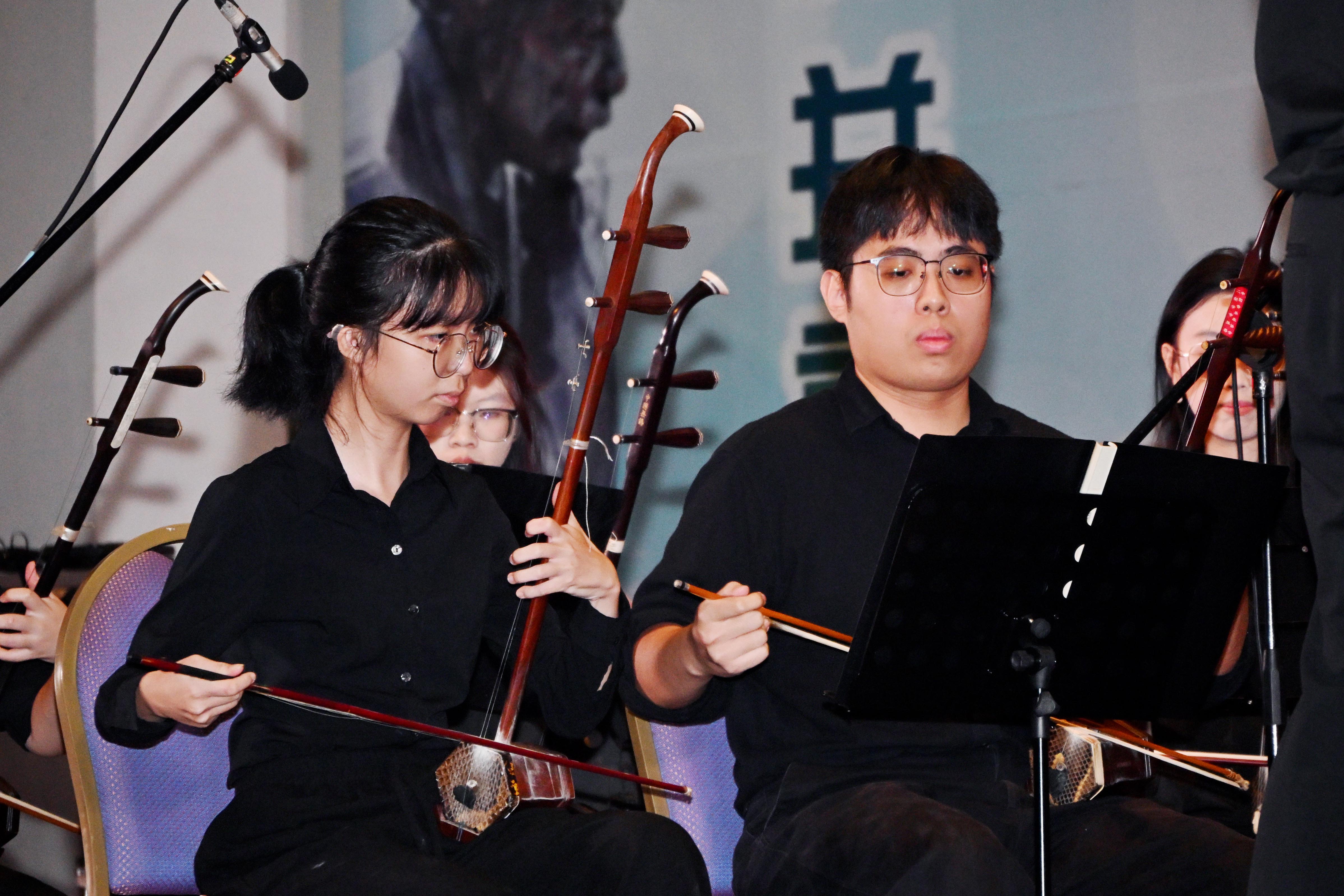 Echoing the performances of their Shandong counterparts, the UTAR Kampar Chinese Orchestra sparked waves of cheers with their first piece of the night, titled <i>Soulful Journey Through Wuzhou: Drunken in the Golden City</i> (神游梧州醉金城), conducted by UTAR student Seng Yi Fan