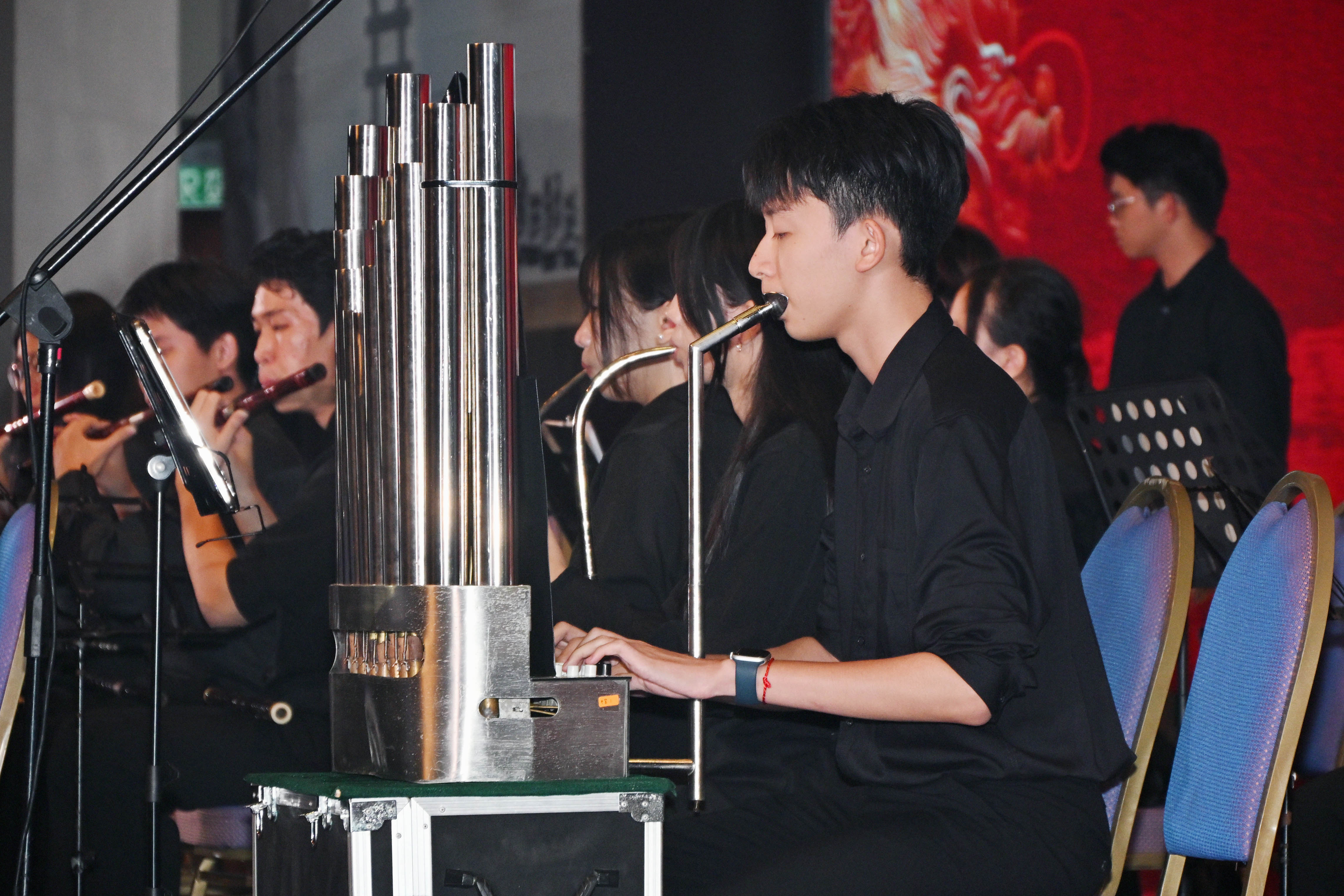 Echoing the performances of their Shandong counterparts, the UTAR Kampar Chinese Orchestra sparked waves of cheers with their first piece of the night, titled <i>Soulful Journey Through Wuzhou: Drunken in the Golden City</i> (神游梧州醉金城), conducted by UTAR student Seng Yi Fan