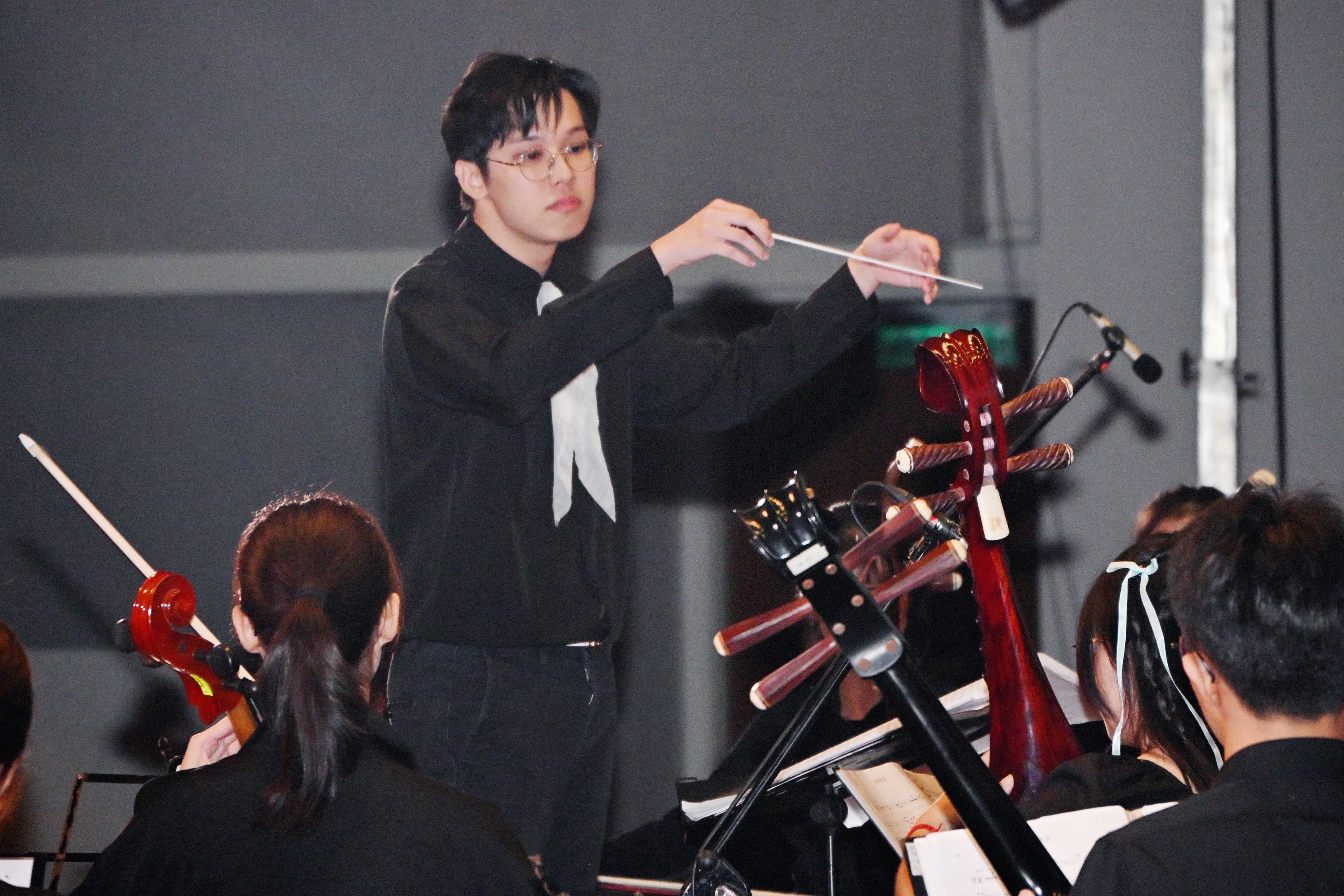 Their subsequent performances, conducted by UTAR student See Tian Jin, carried forward the orchestra’s signature richness with a local flair through pieces like the local composition <i>Eh Wau! Ethnic Heartstrings</i> (Eh Wau! 民族情弦)