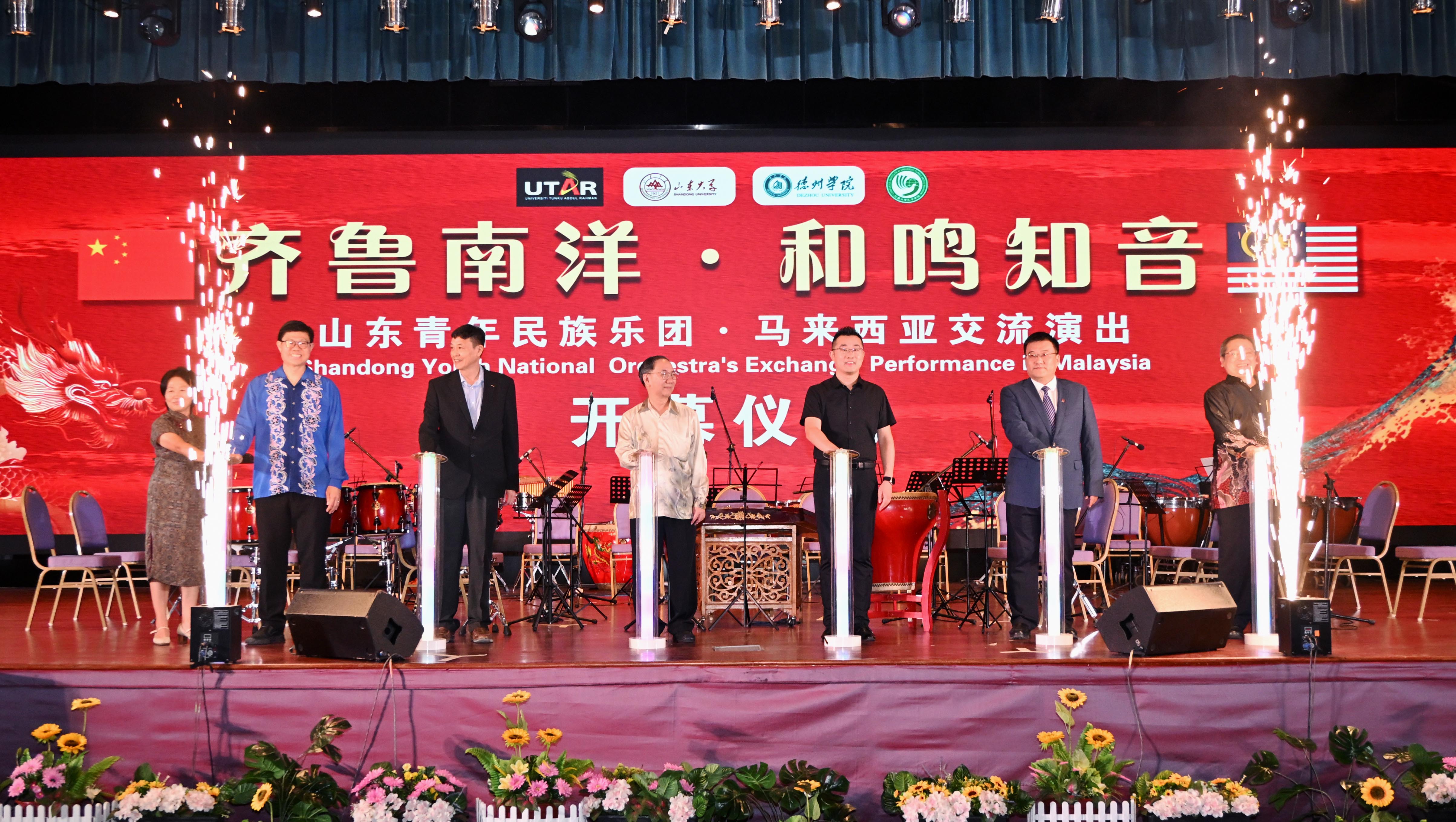 From left: Prof Ma Yingxin, Prof Choong, Mr Hew, Tan Sri Chuah, Prof Ma Xiqian, Prof Zhu, and Dr Chong inaugurating the exchange performance