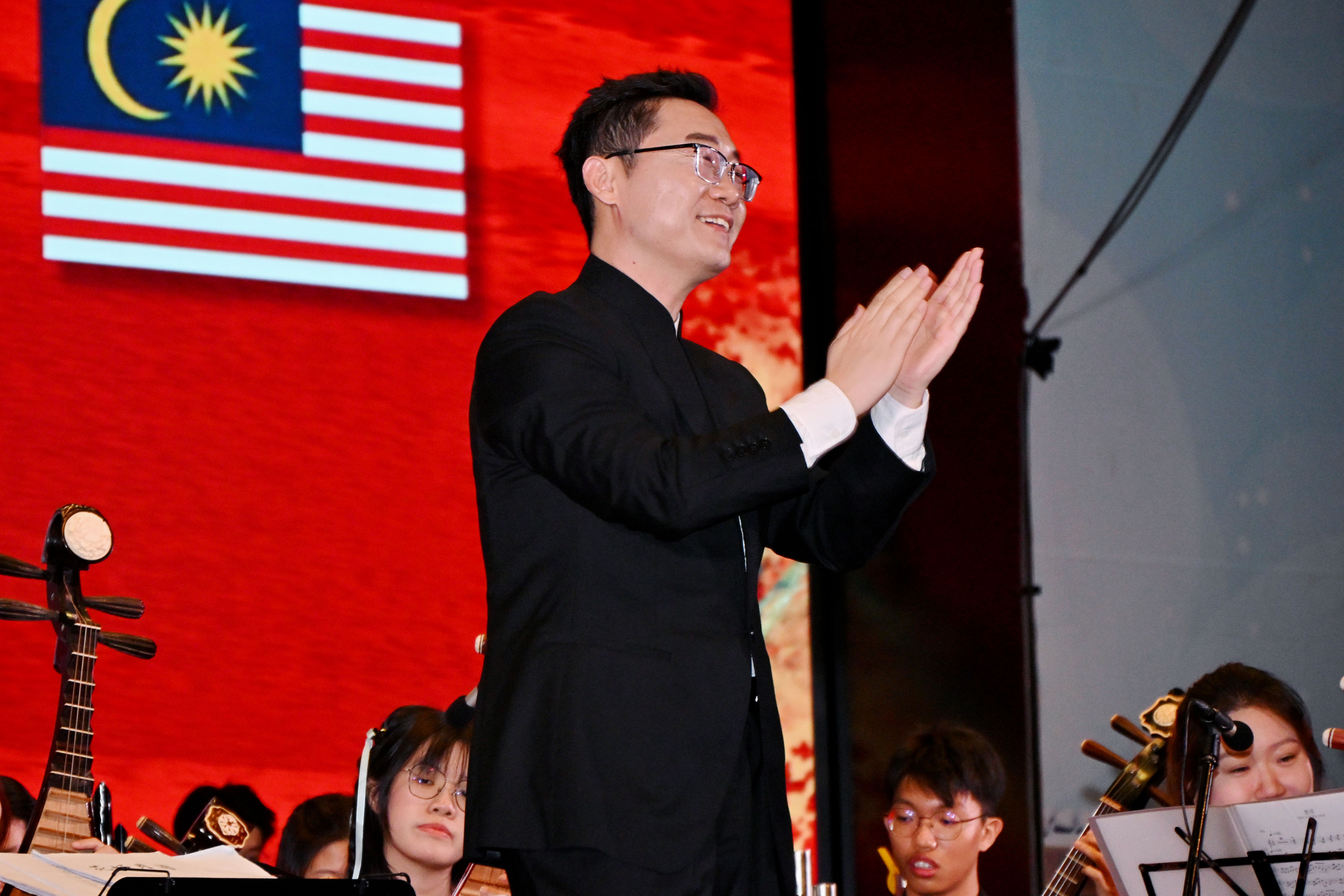 The final performance of the night, conducted by Assoc Prof Liu, united the talents of all three universities in a joint symphony of <i>Full Bloom and Full Moon</i> (花好月圆) — a melodic celebration of friendship and concerts success