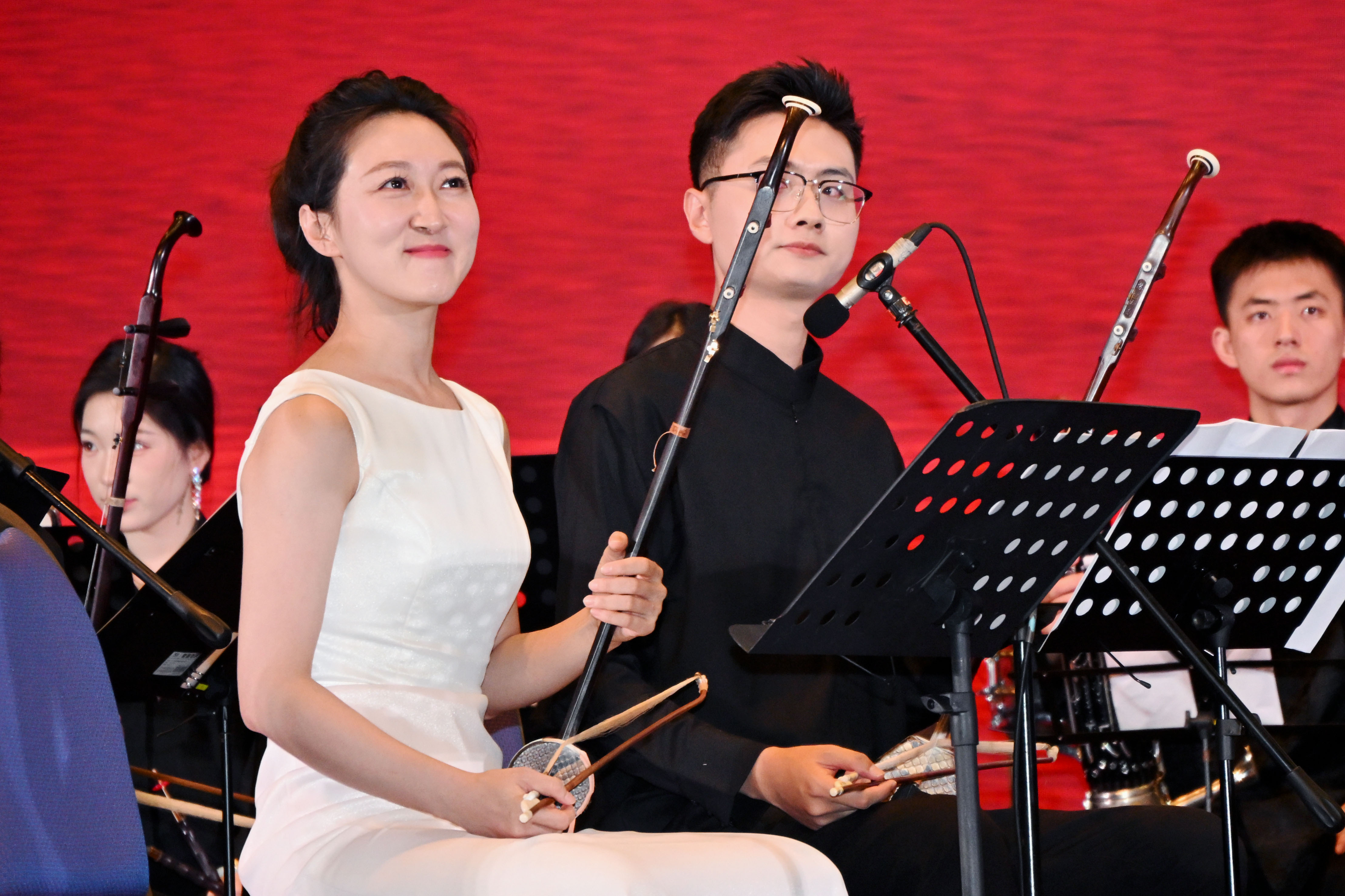 The final performance of the night, conducted by Assoc Prof Liu, united the talents of all three universities in a joint symphony of <i>Full Bloom and Full Moon</i> (花好月圆) — a melodic celebration of friendship and concerts success