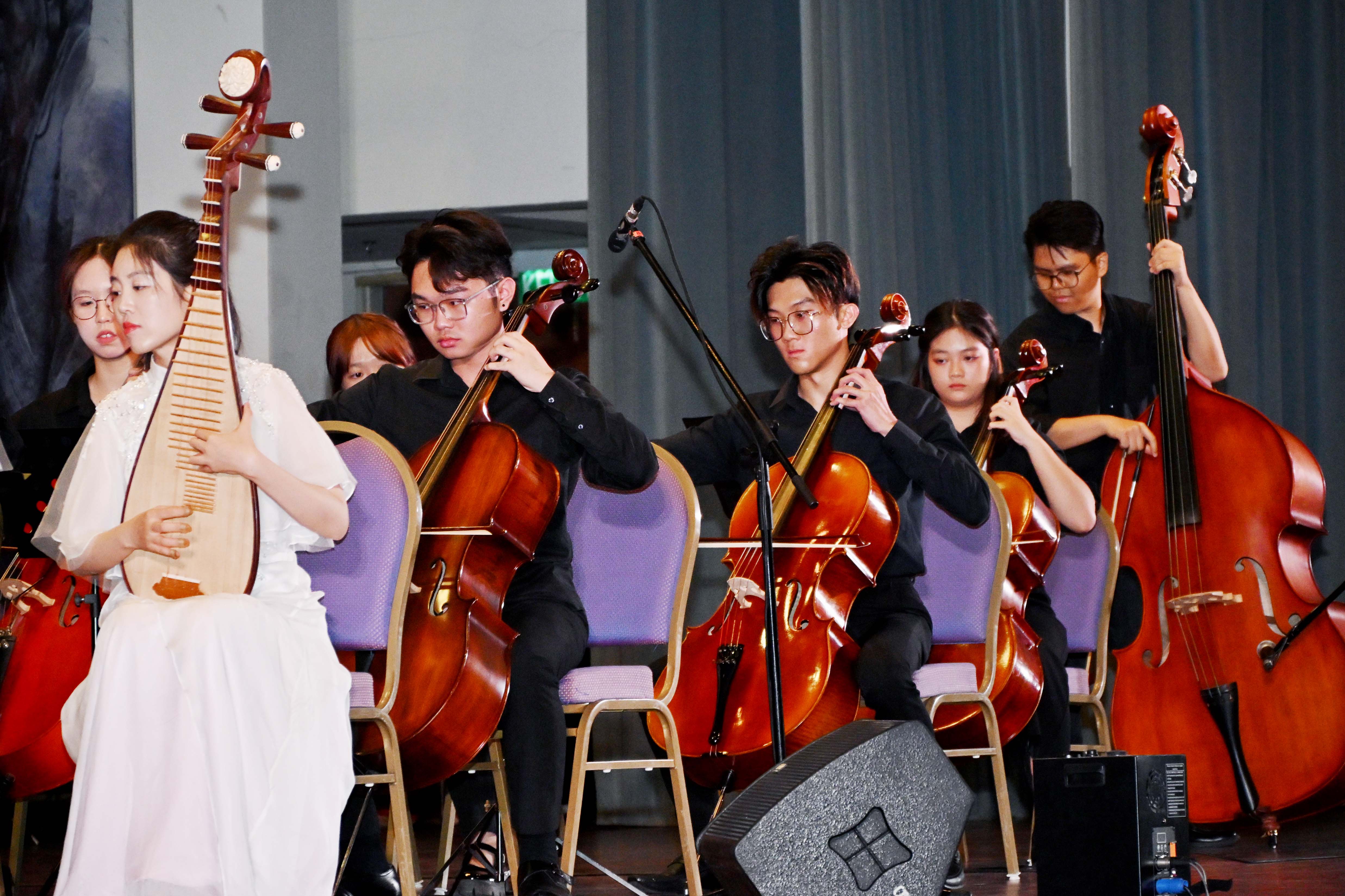 The final performance of the night, conducted by Assoc Prof Liu, united the talents of all three universities in a joint symphony of <i>Full Bloom and Full Moon</i> (花好月圆) — a melodic celebration of friendship and concerts success