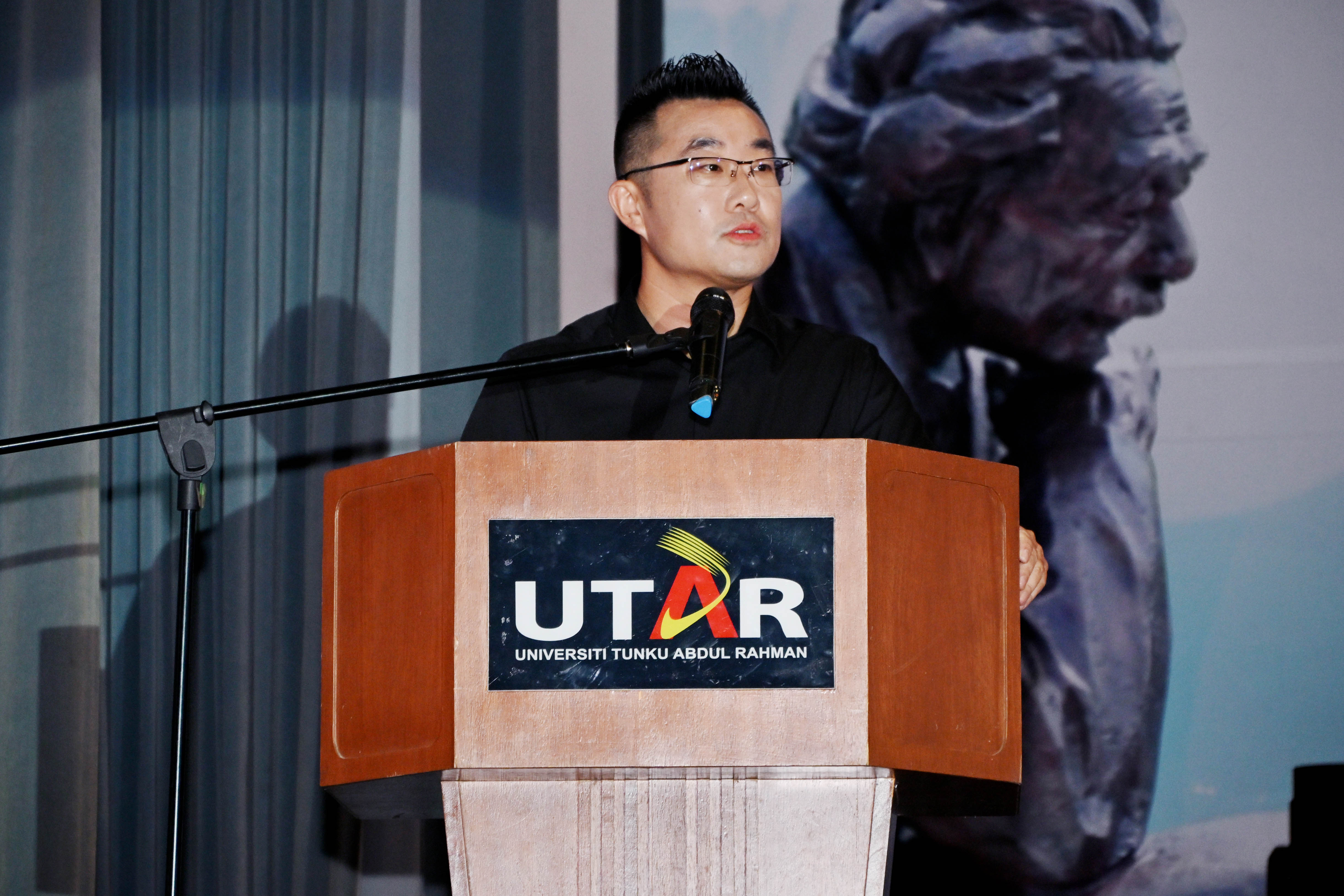 Prof Ma Xiqian expressing his joy towards the fruitful partnership between DZU and UTAR