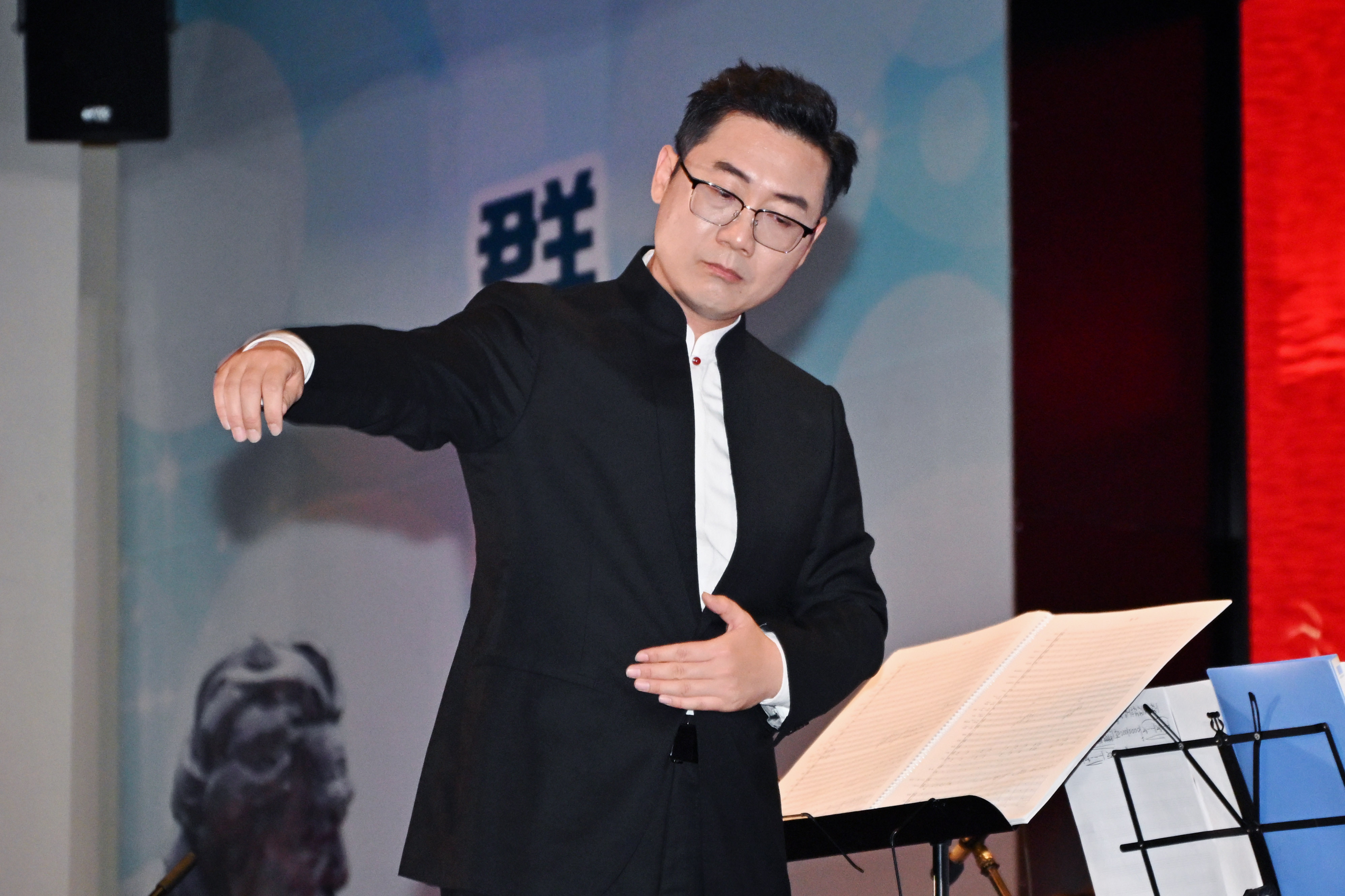 Conducted by Assoc Prof Liu Yingxin from SDU School of Arts, the Shandong Youth National Orchestra opened the concert with a dynamic piece titled <i>Dragon Soaring and Tiger Leaping</i> (龙腾虎跃)