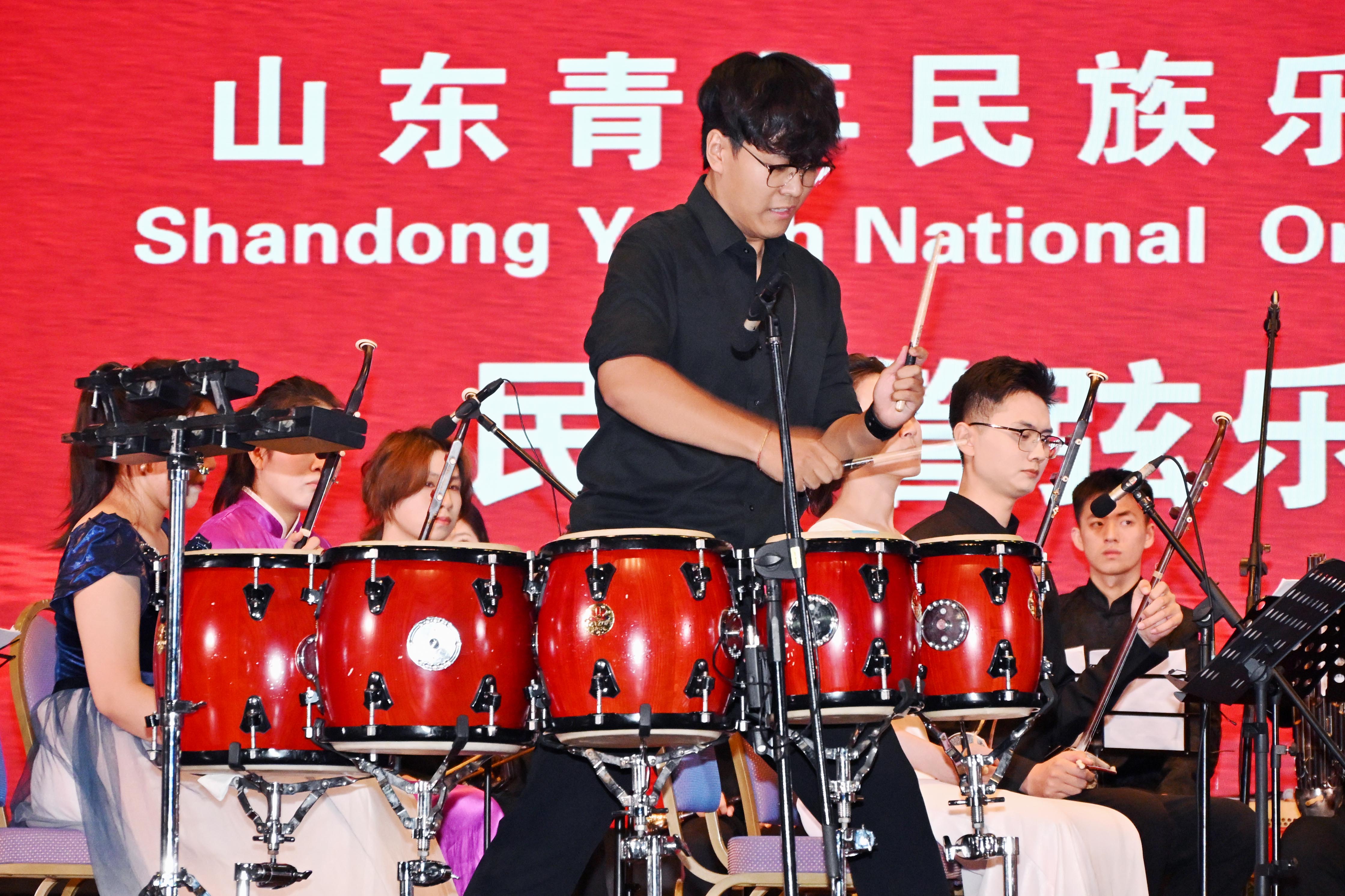 Conducted by Assoc Prof Liu Yingxin from SDU School of Arts, the Shandong Youth National Orchestra opened the concert with a dynamic piece titled <i>Dragon Soaring and Tiger Leaping</i> (龙腾虎跃)