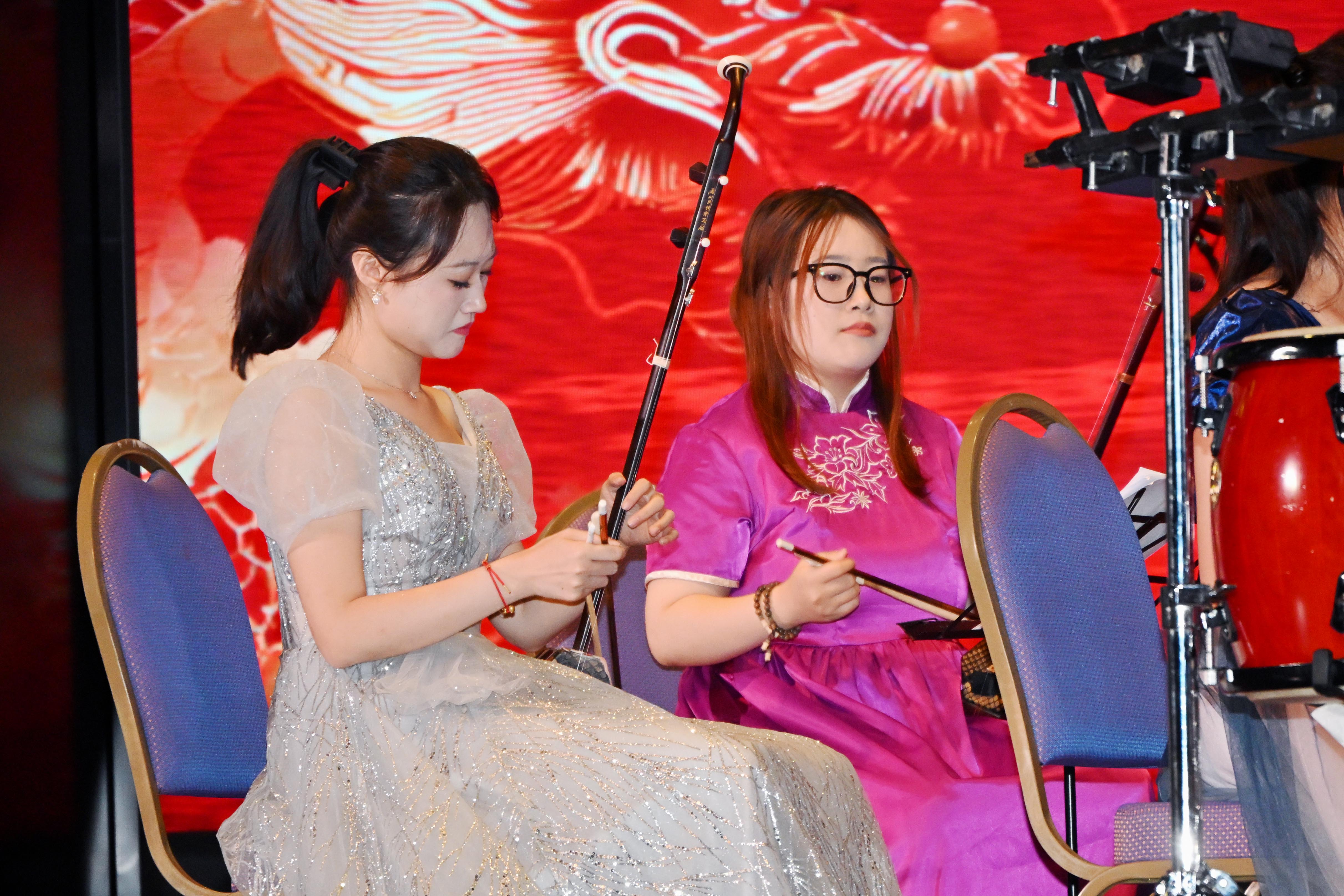 Conducted by Assoc Prof Liu Yingxin from SDU School of Arts, the Shandong Youth National Orchestra opened the concert with a dynamic piece titled <i>Dragon Soaring and Tiger Leaping</i> (龙腾虎跃)