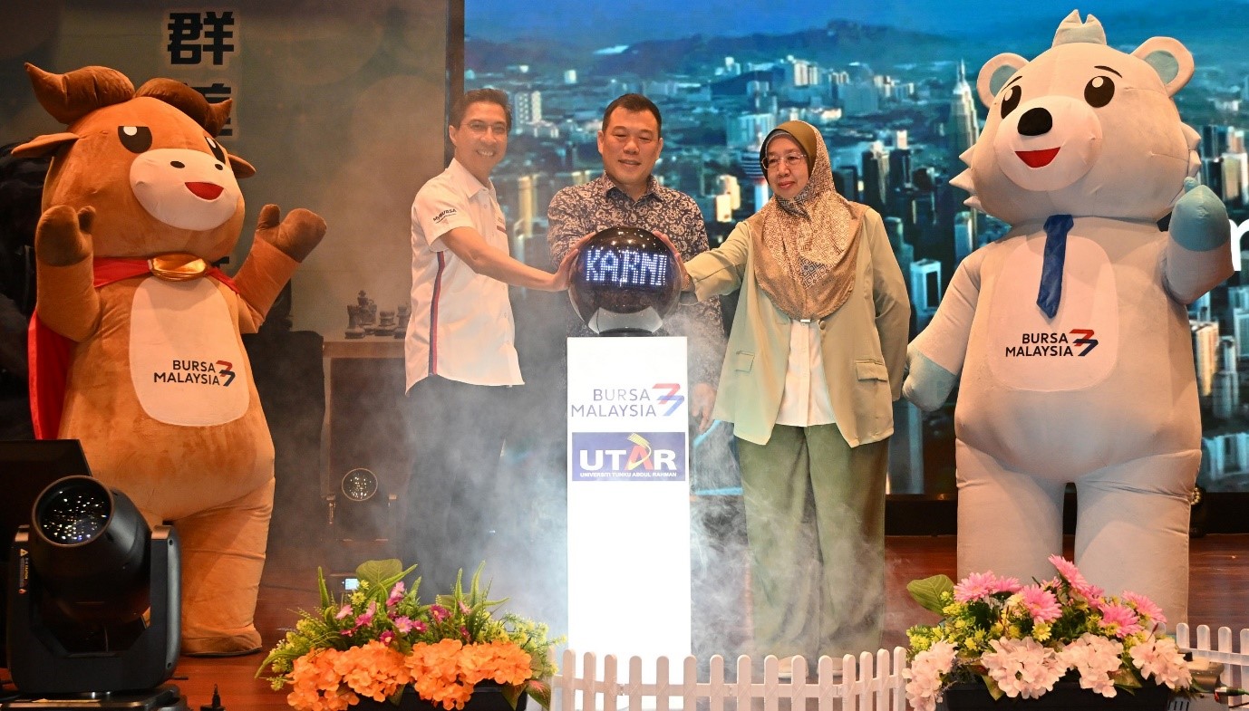 From left: Dato’ Fad’l Mohamed, Tuan Loh, and Prof Zuraidah officiating the opening ceremony