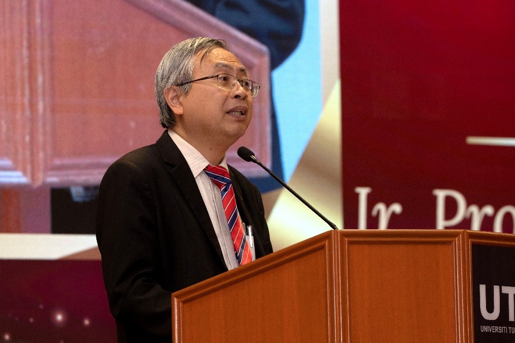 Prof Dato’ Ewe congratulating the recipients