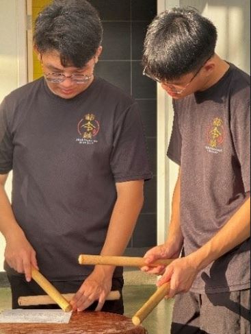 UTAR club members learning drumming techniques shared by the Lei Sheng Art Group
