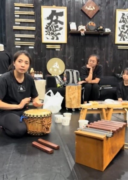A Drummover representative introducing their unique instruments to UTAR club members