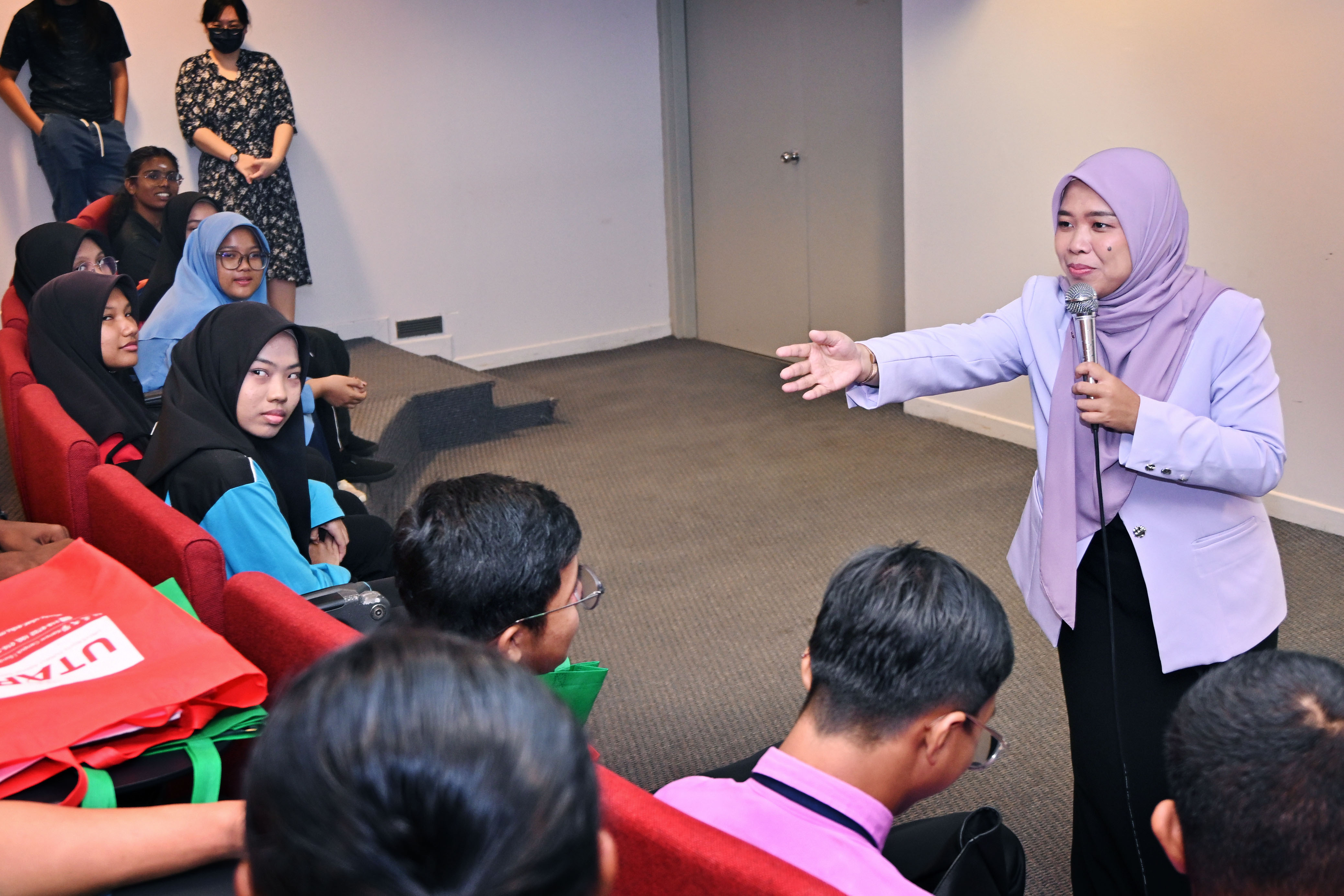 Puan Maslina engaging students during the personal image and etiquette session