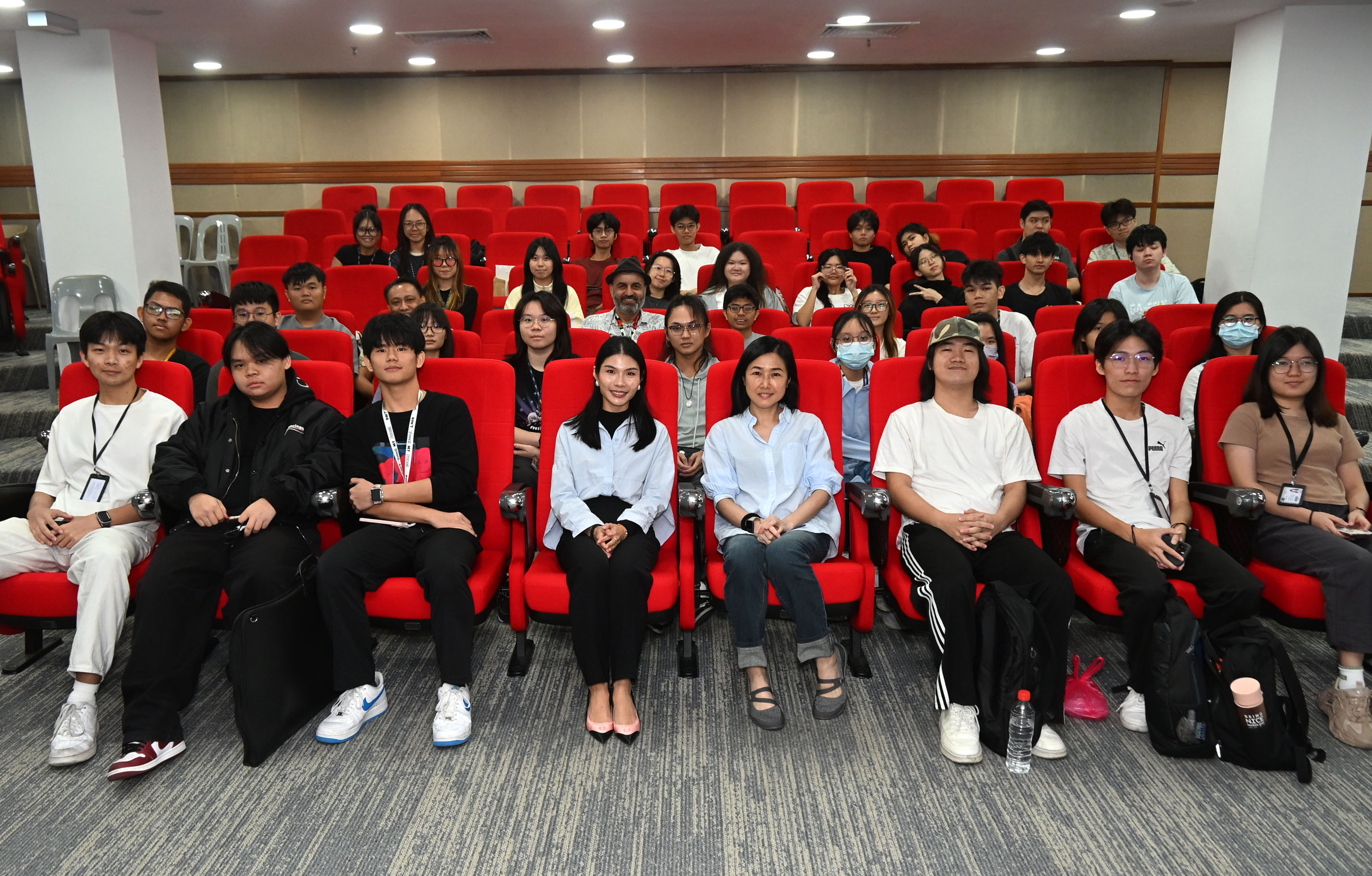 Ms Lim (front row, fourth from left) with UTAR staff and students