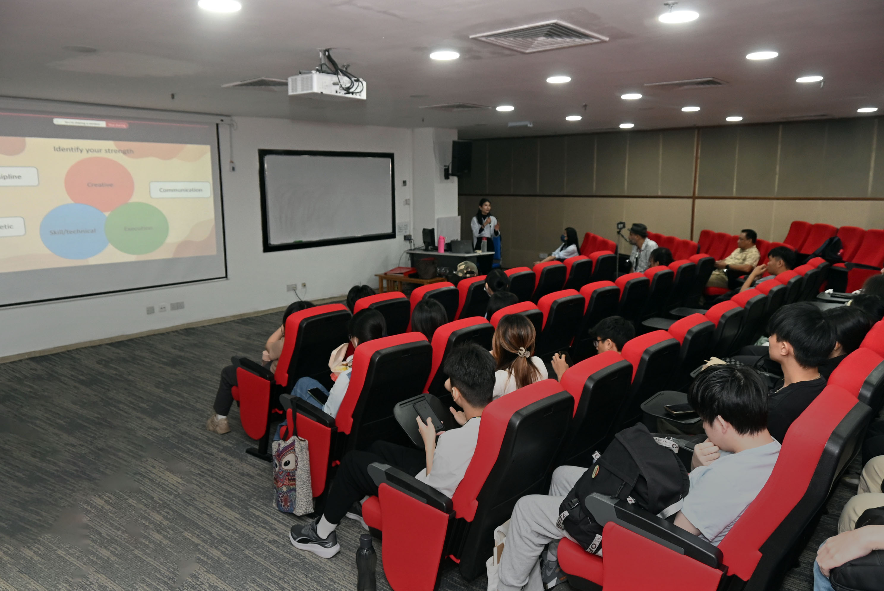 Ms Lim explaining the theory of painting