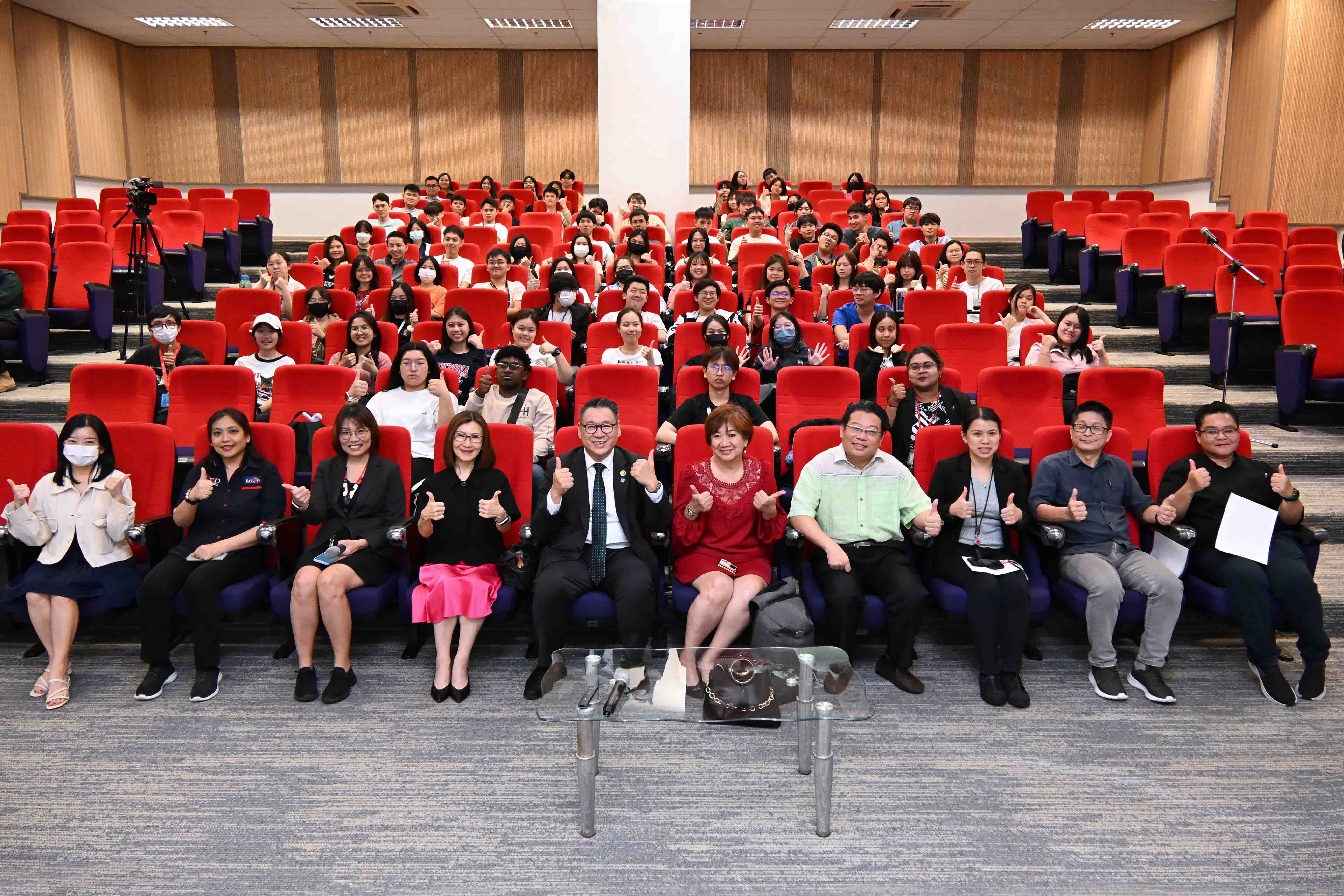 Mr Dennis Wu (front row, fifth from left) with UTAR staff and students