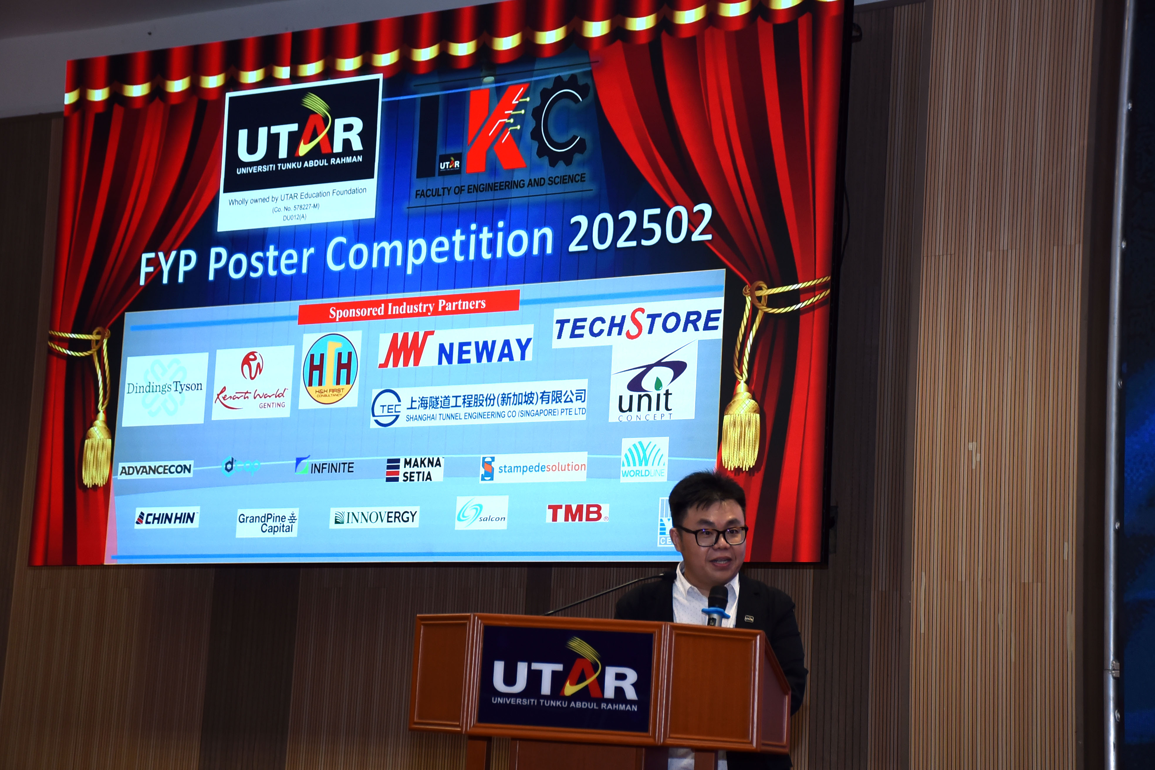 Dr Lee delivering his speech
