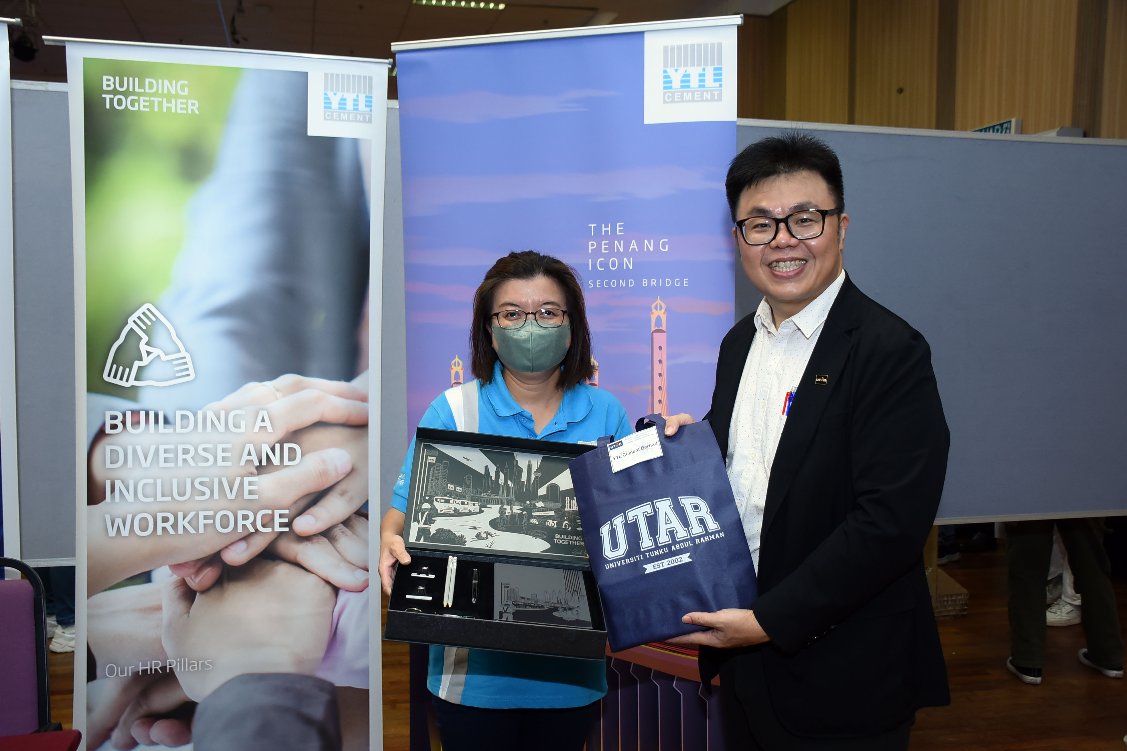Dr Lee presenting souvenirs to the industry partners 4