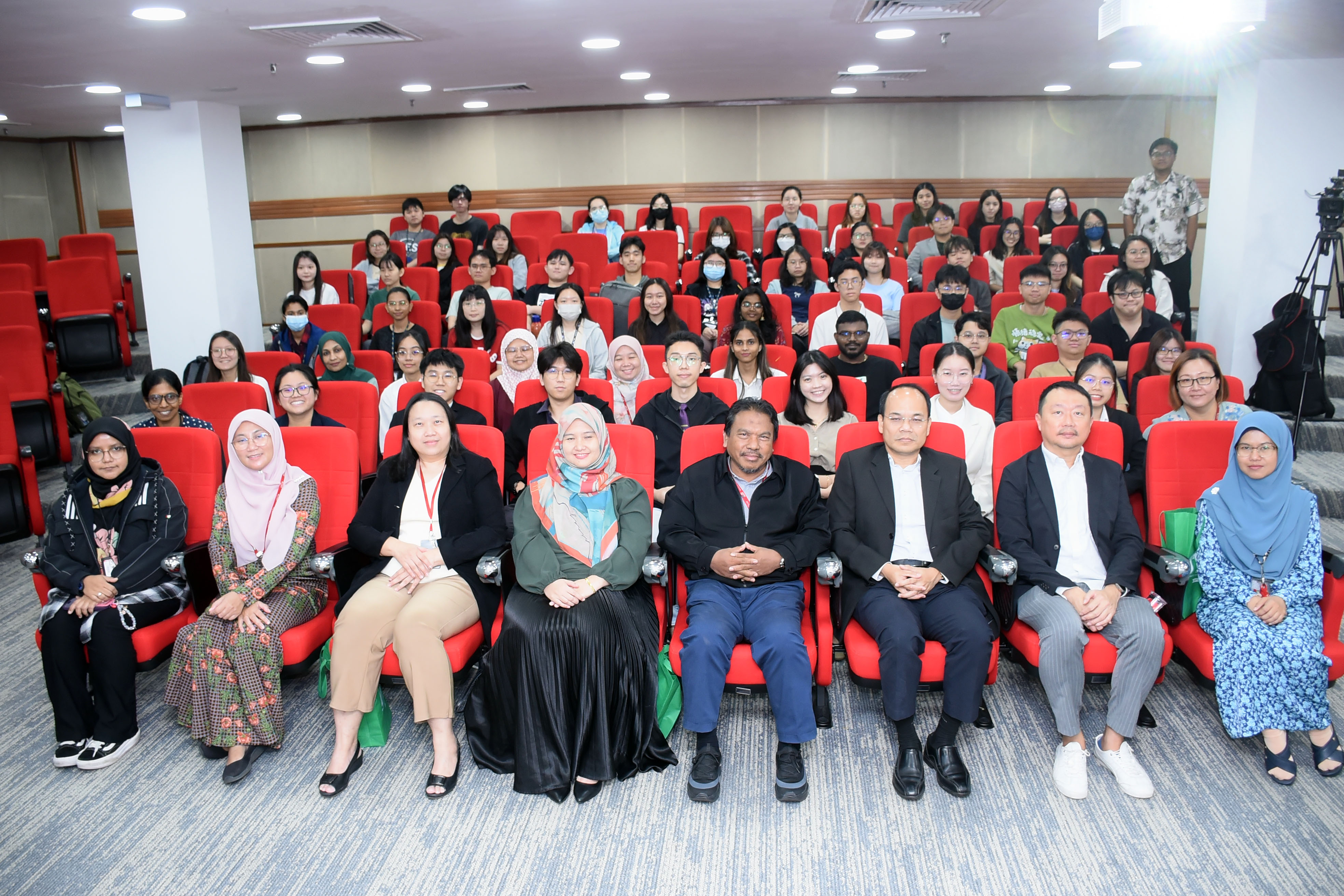 Mr Low (second from right), Mr Vincent Tiong (third from right) and Dr Fatin (fourth from left) together with UTAR staff and students