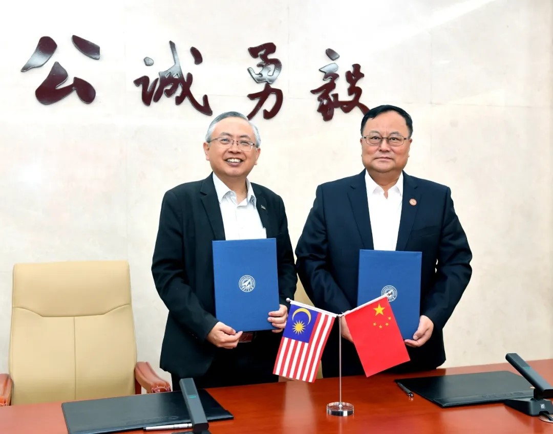 Prof Dato’ Ewe (left) and Prof Song displaying the signed agreements 