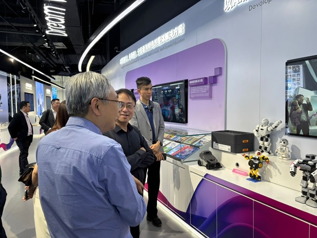 Prof Dato’ Ewe exploring the technological innovations of UBTech Robotics
