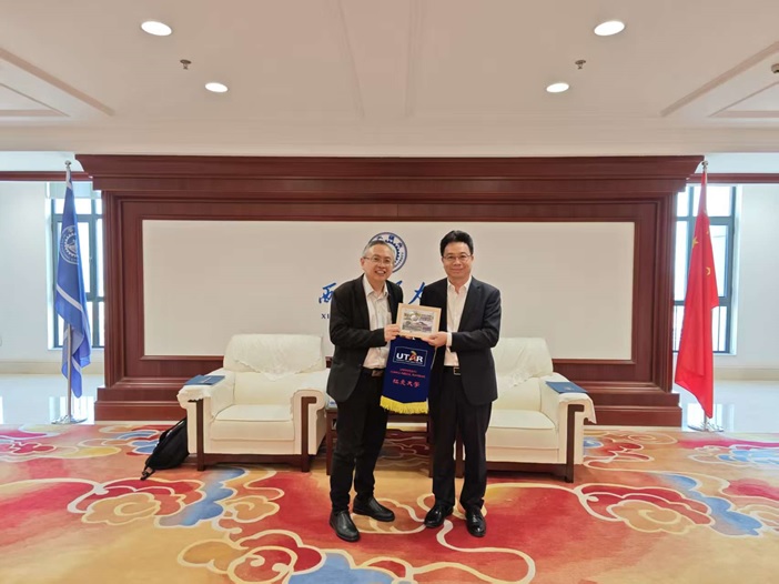 Prof Dato’ Ewe (left) presenting a token of appreciation to Prof Shan