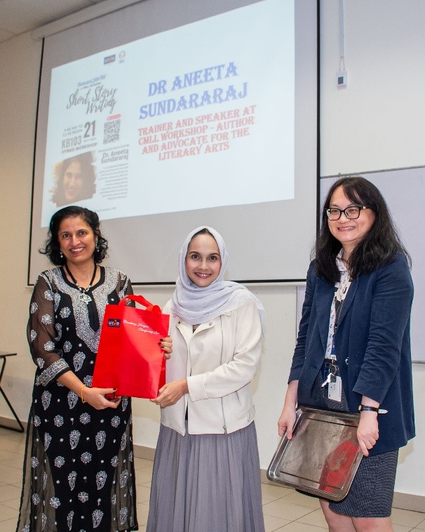 Dr Nadya Supian (middle) presenting souveneir to Dr Aneeta (left) accompanied by Dr Hooi Chee Mei (right)