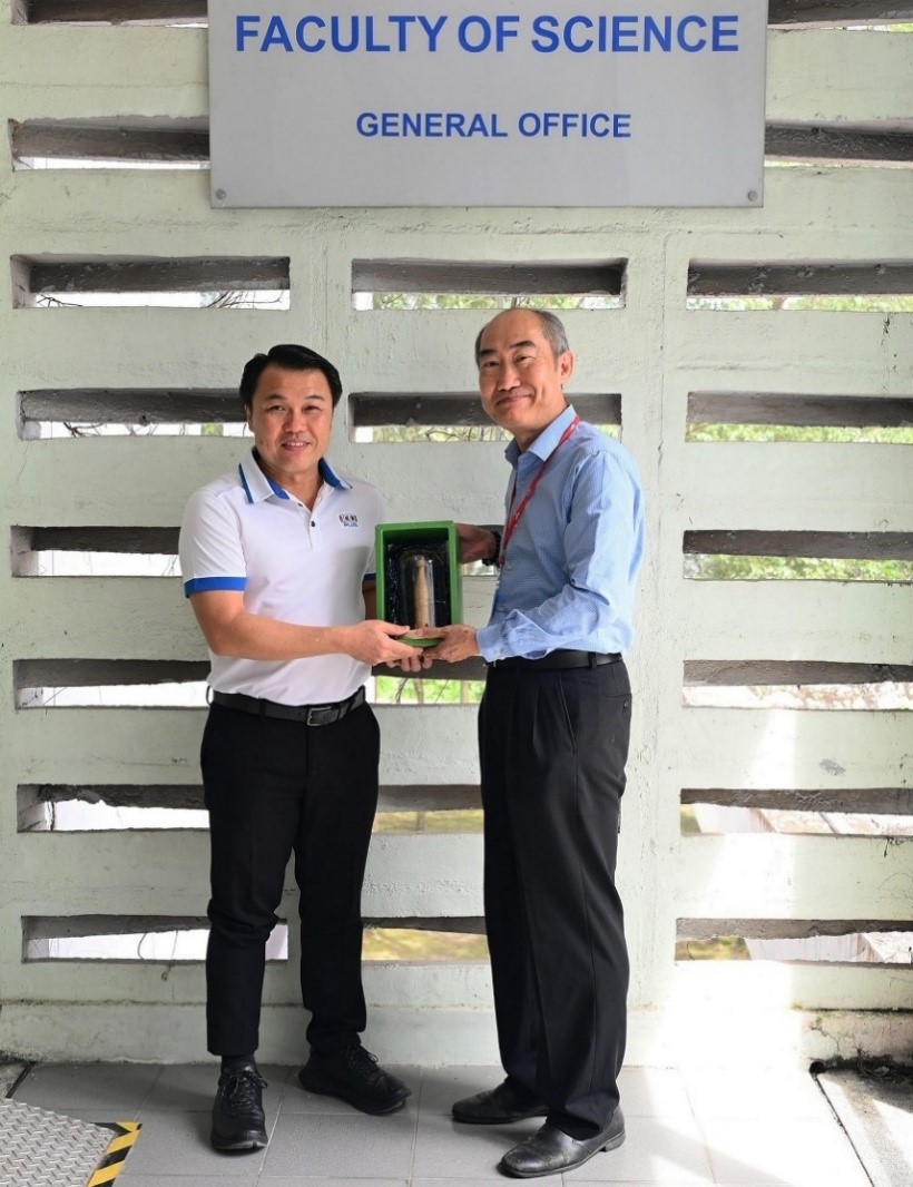 Mr Wong (left) presenting a souvenir to Dr Lim