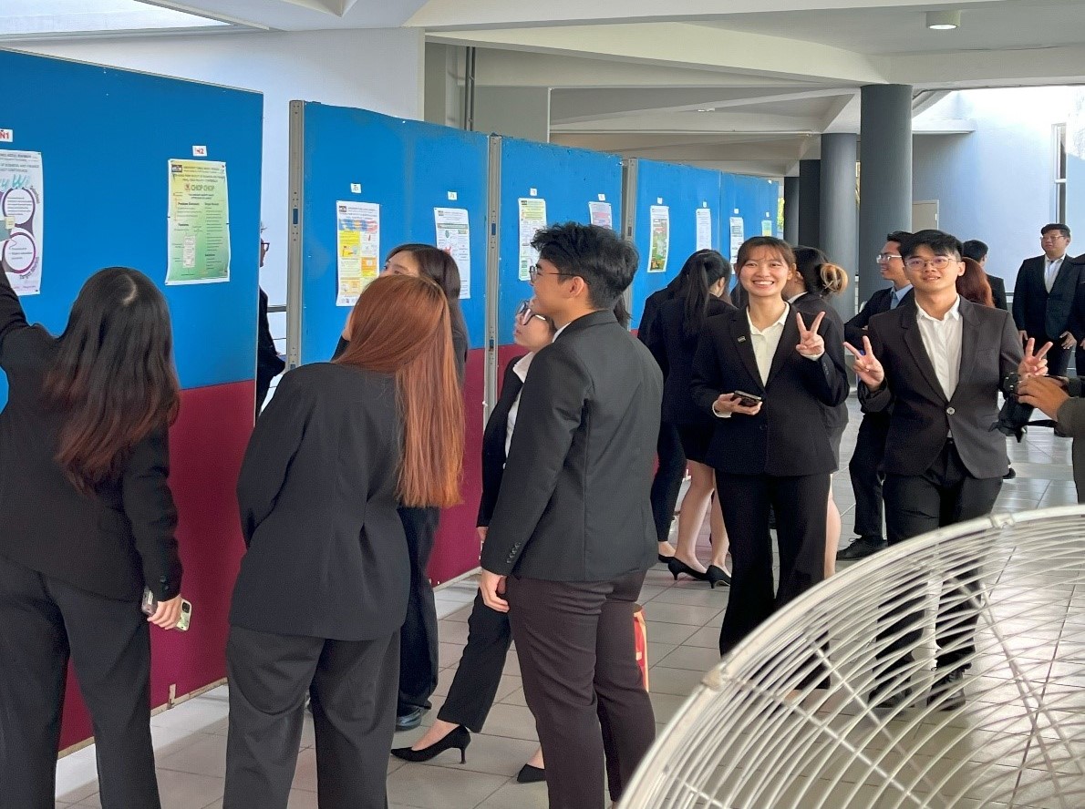 Students presenting their FYP posters