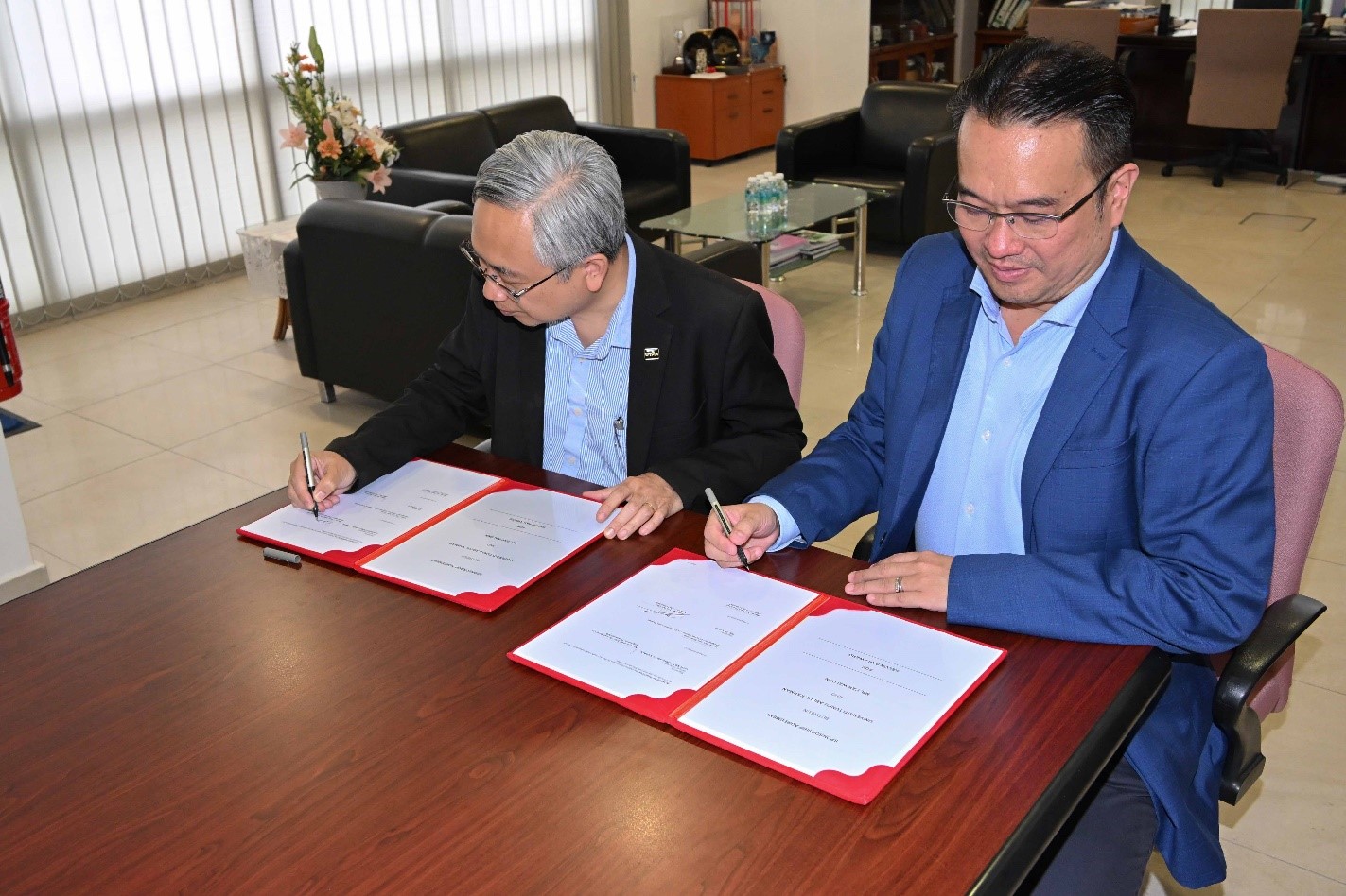Prof Dato’ Ewe (left) and Mr Kelvin Pah inking the agreement