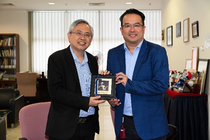 Prof Dato’ Ewe presenting a token of appreciation to Mr Kelvin Pah (left photo) and Mr Teoh (right photo)