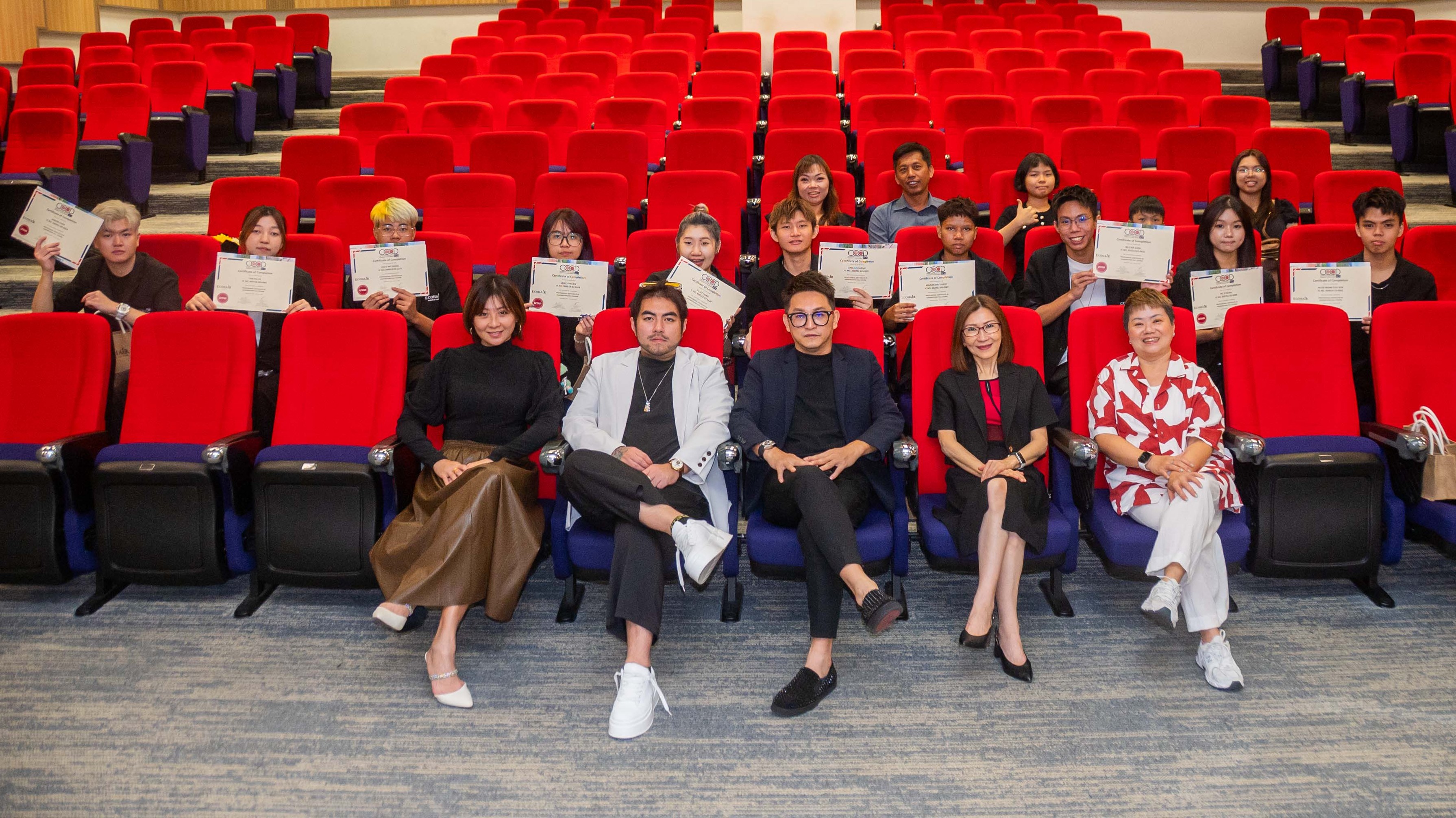 Group photo to celebrate the milestone partnership between UTAR CCCD and ECOHAIR ACADEMY