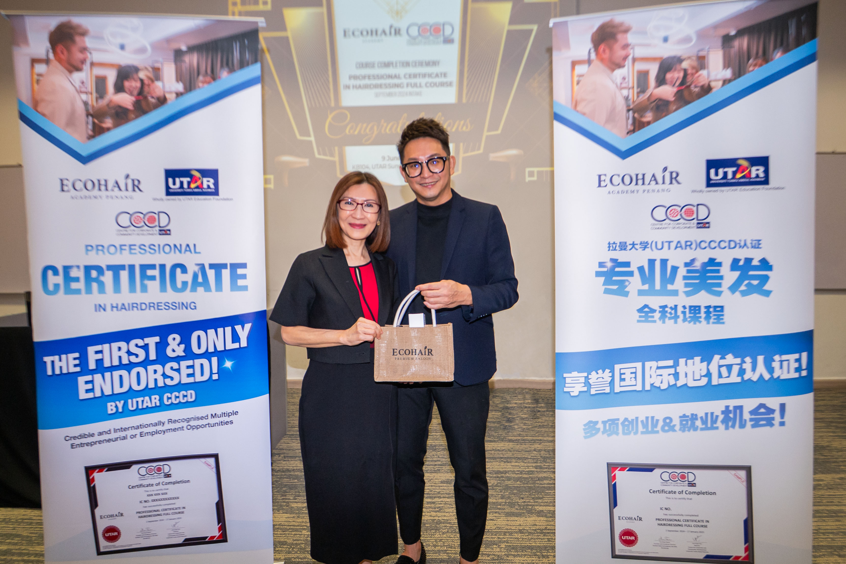 Mr Jin Tan Kean Boon (right) presenting a token of appreciation to Ms Lim Guat Yen