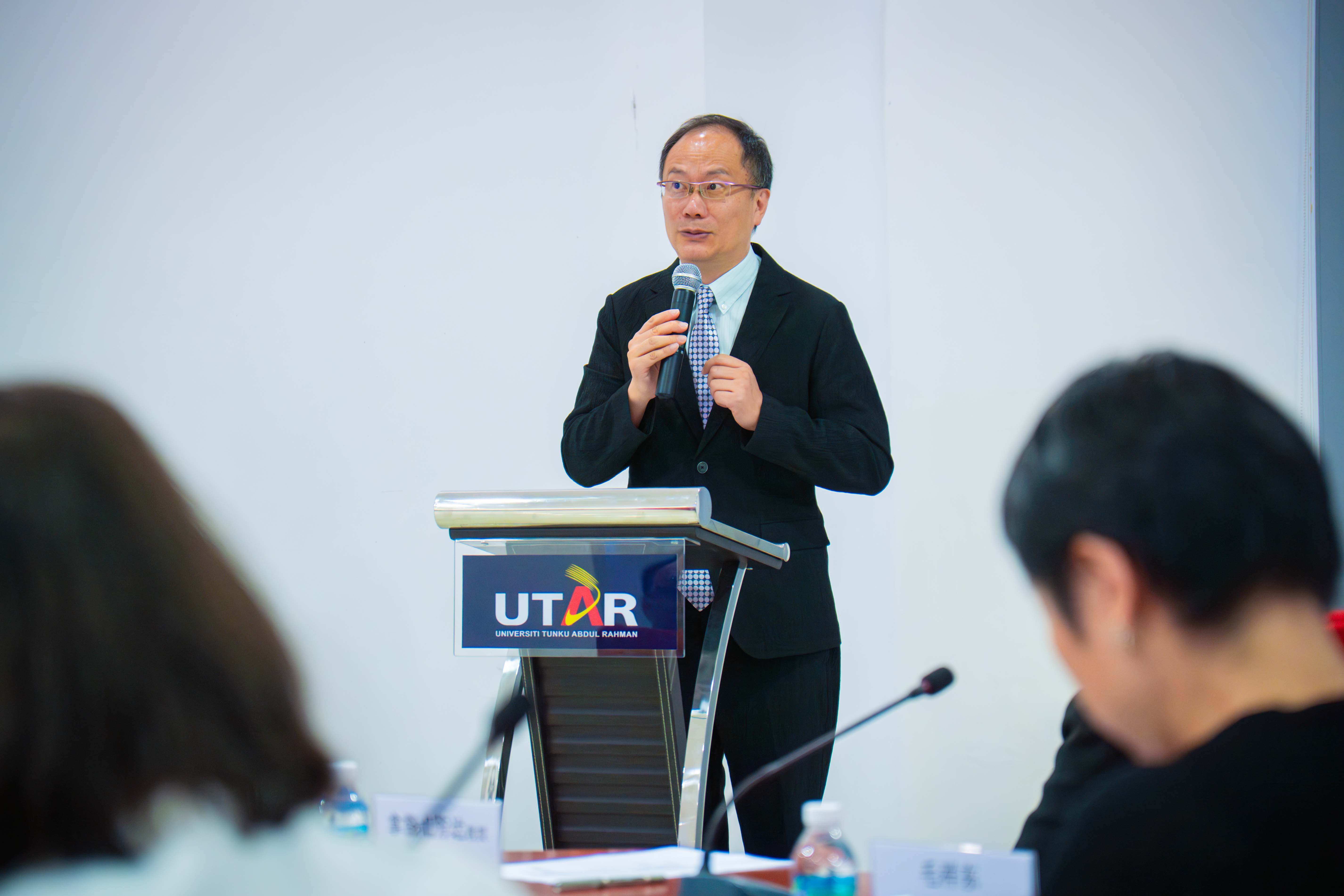 Prof Mao sharing the multidisciplinary programmes offered at SIT