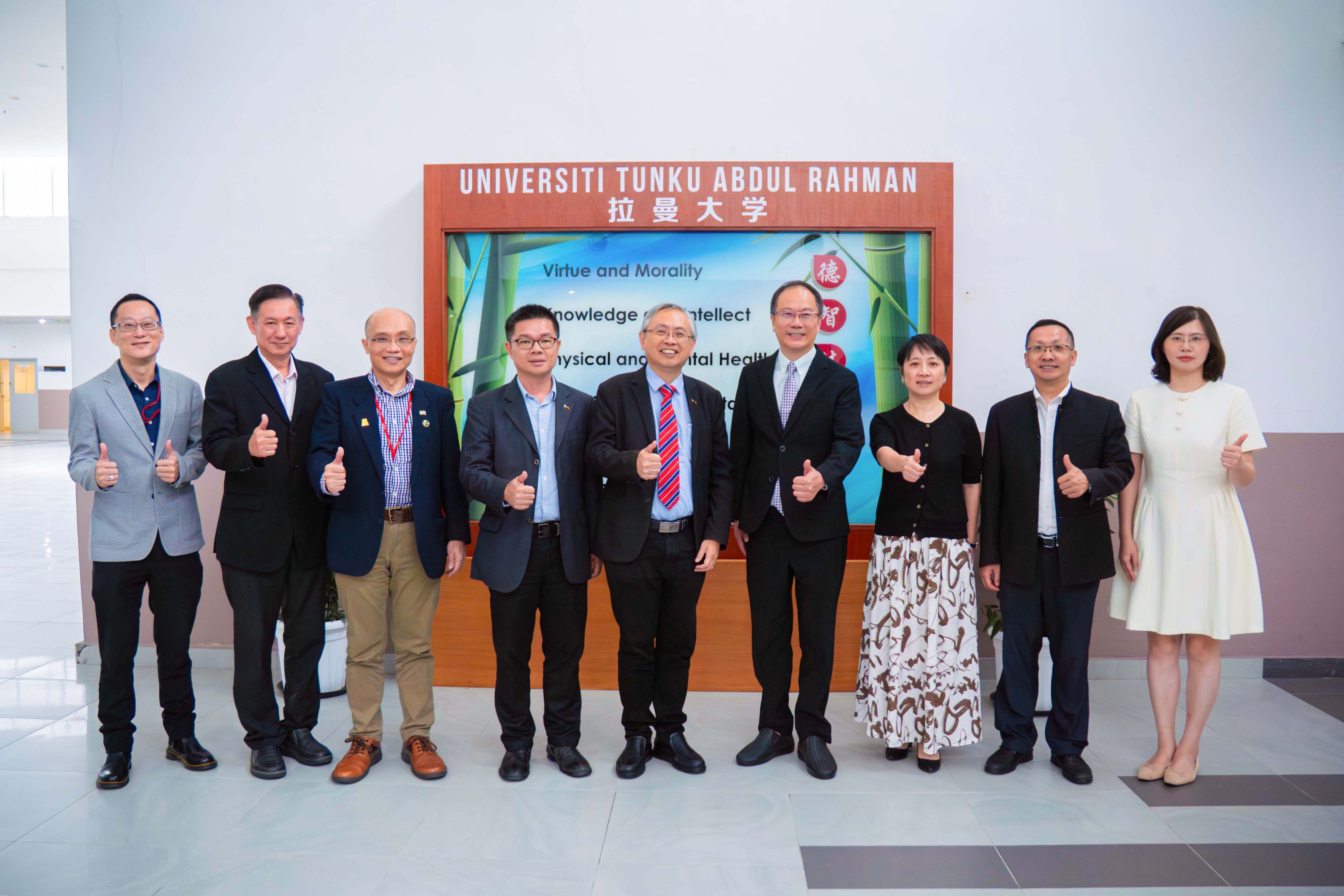From left: Mr Yeow, Dr Tan, Dr Ling, Dr Lai, Prof Dato’ Ewe, Prof Mao, Prof Wang, Prof Zhang and Ms Zhu