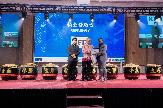 Prof Dato’ Ewe (middle) presenting souvenirs as a token of gratitude to sponsors and collaborators